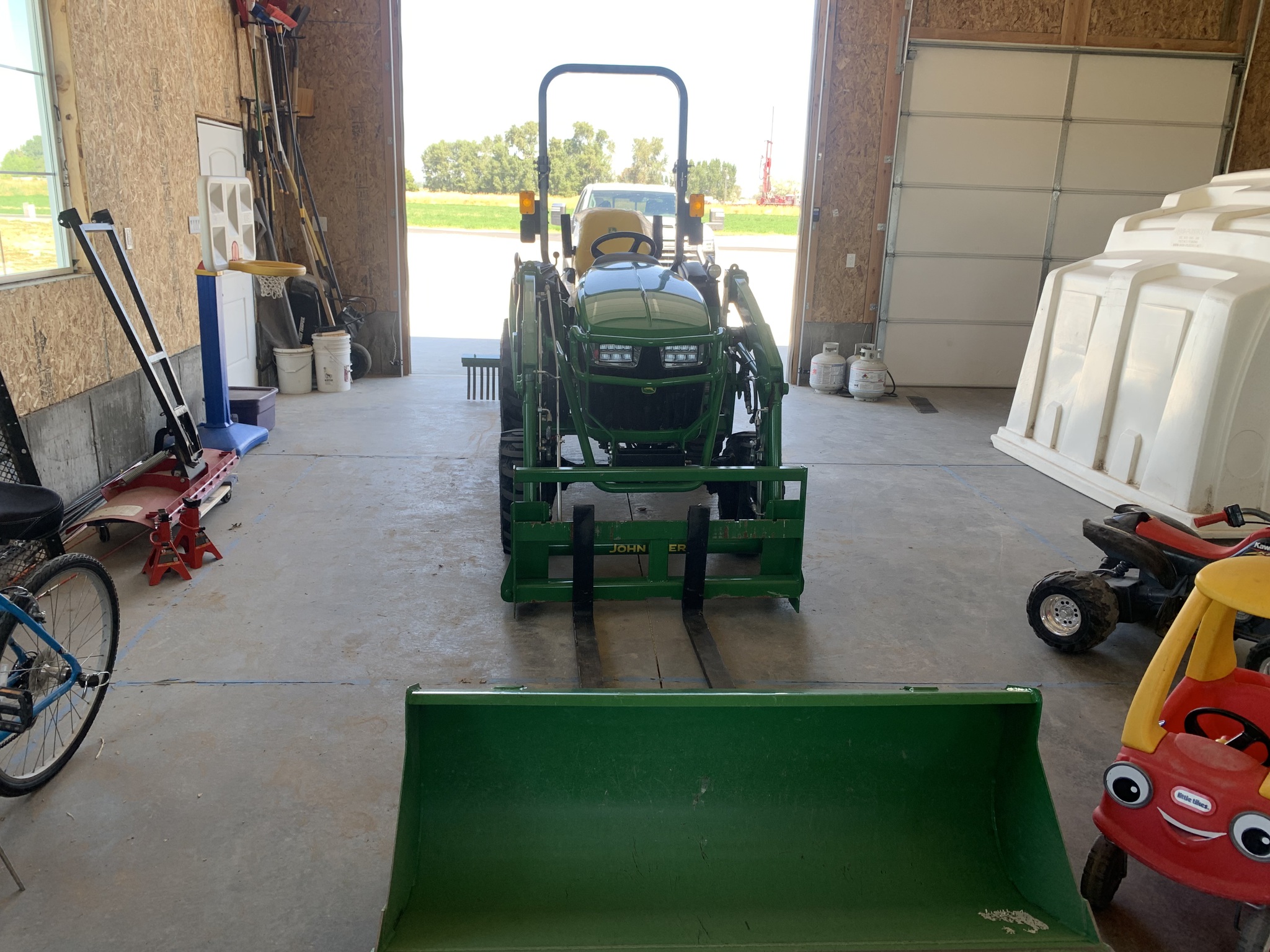 2023 John Deere 2032R Image 28
