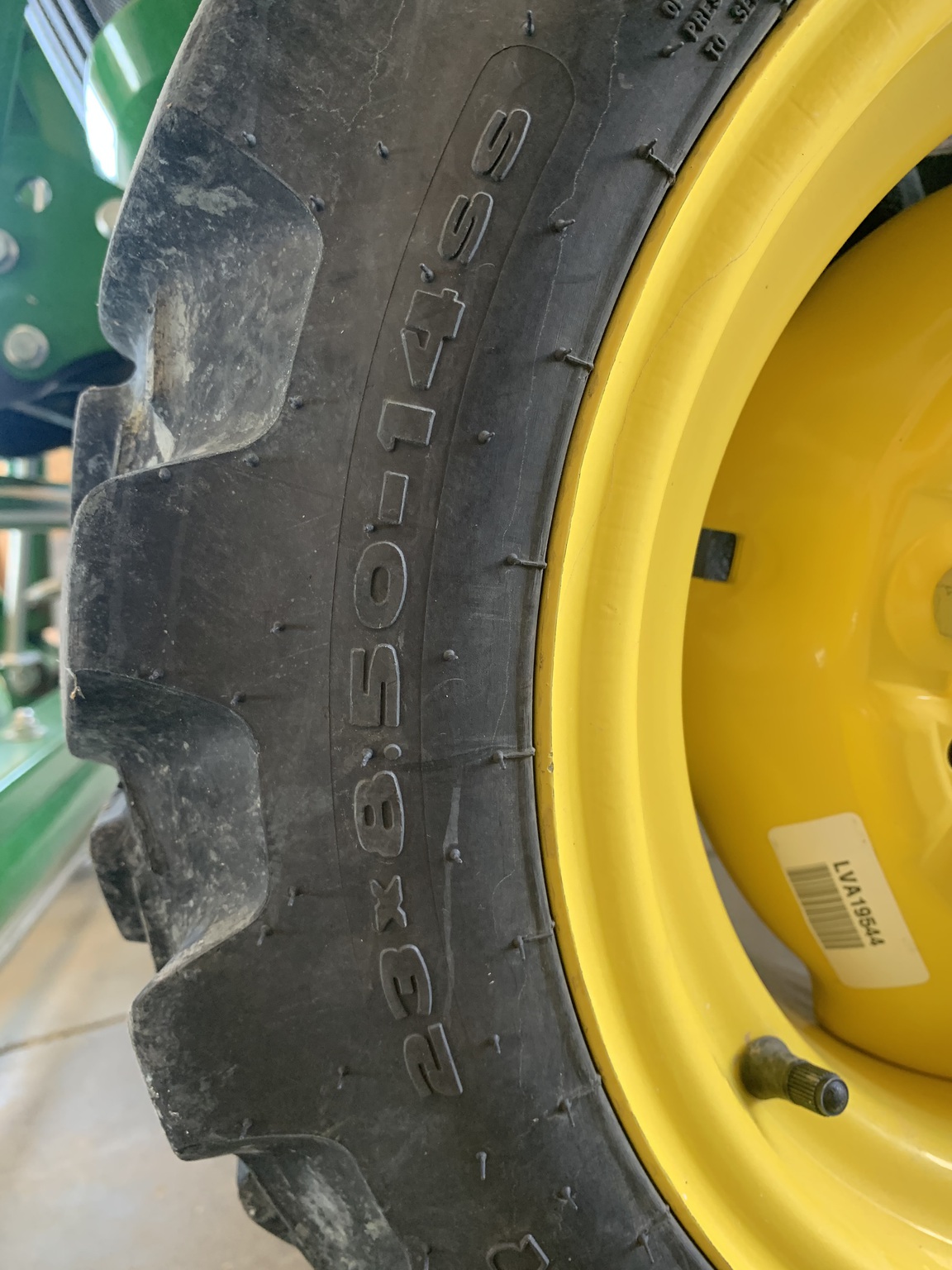 2023 John Deere 2032R Image 46