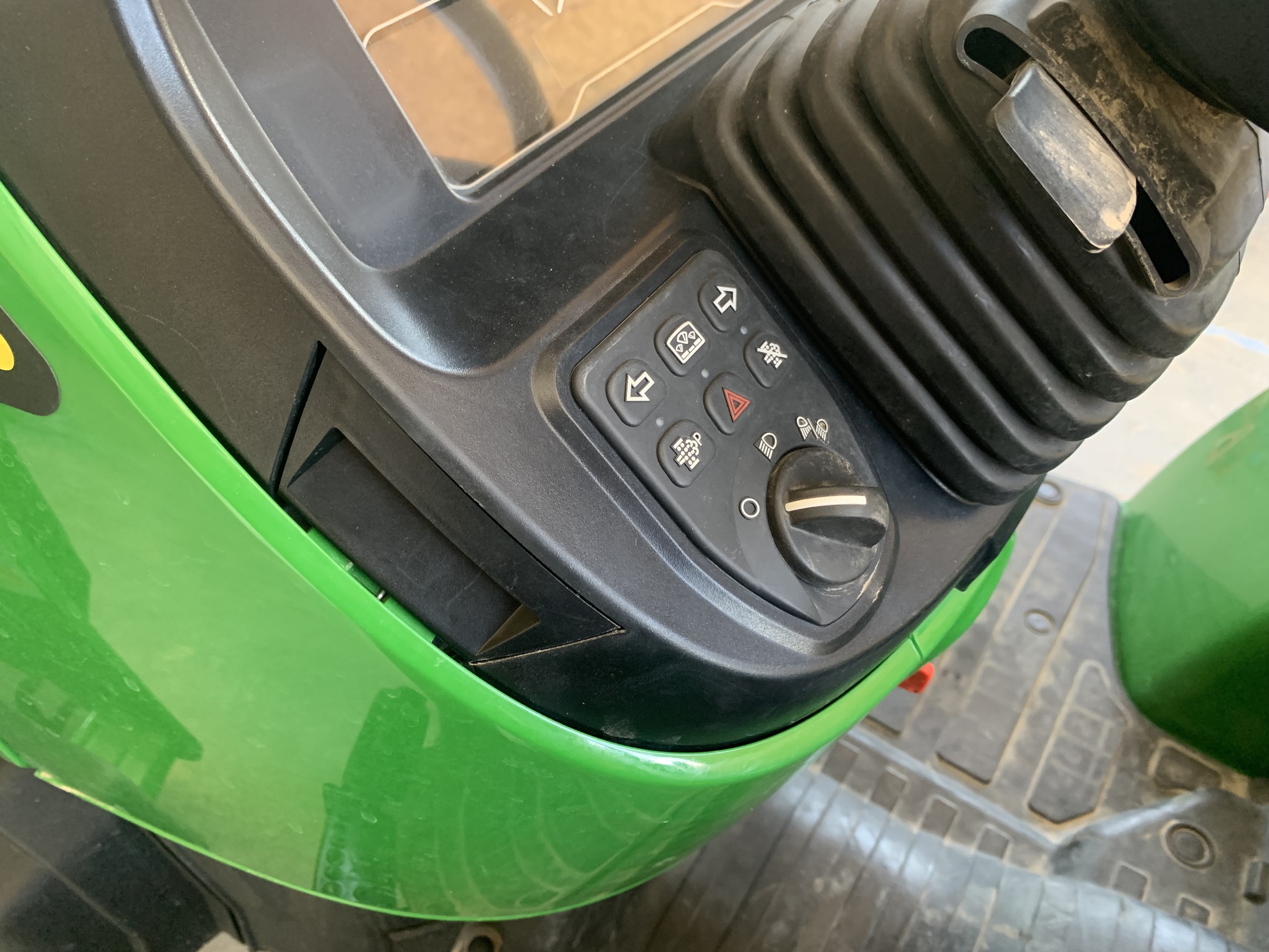 2023 John Deere 2032R Image 48