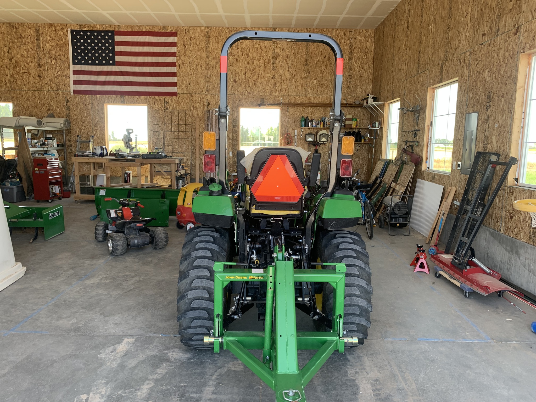 2023 John Deere 2032R Image 24