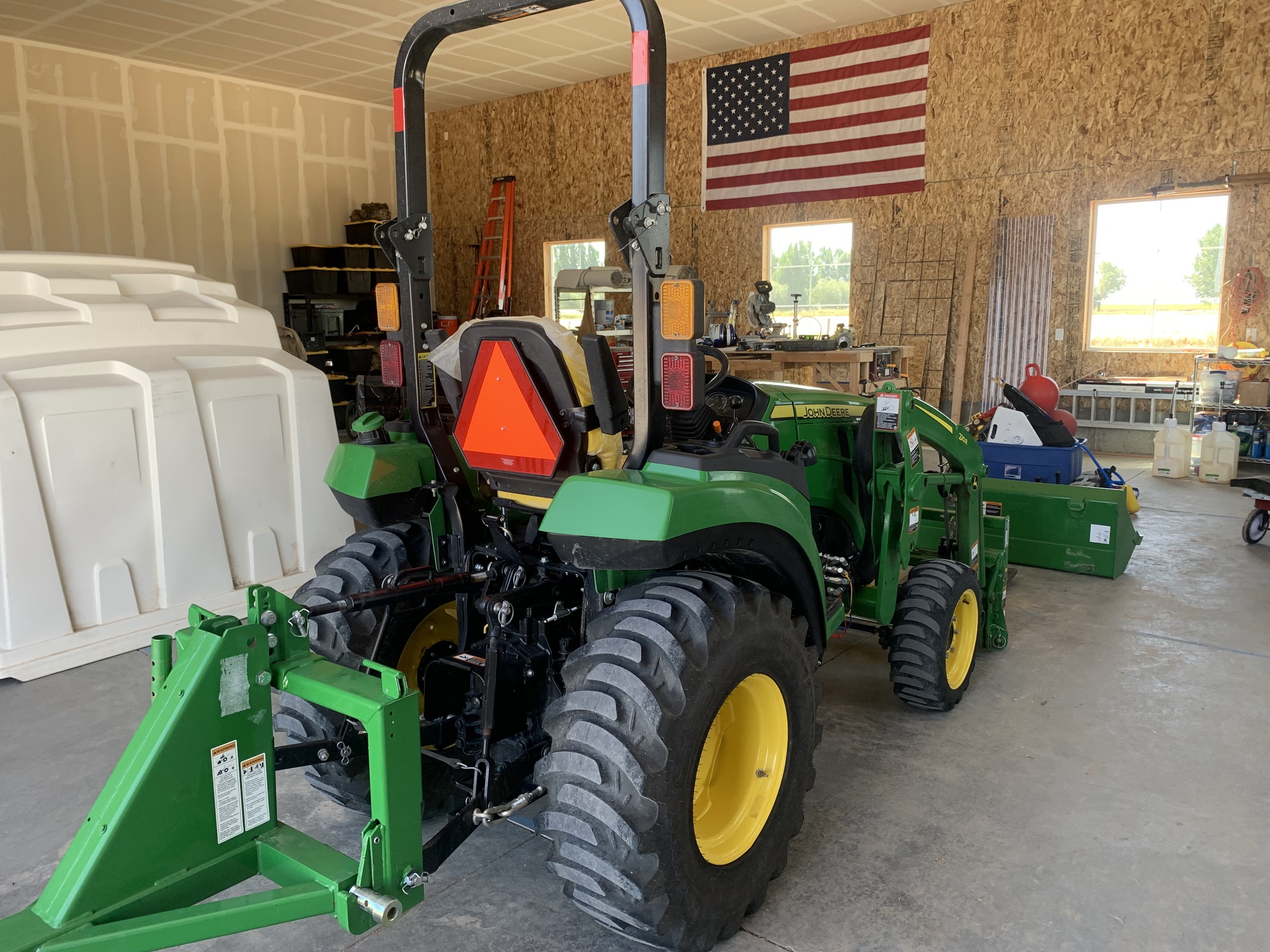 2023 John Deere 2032R Image 25