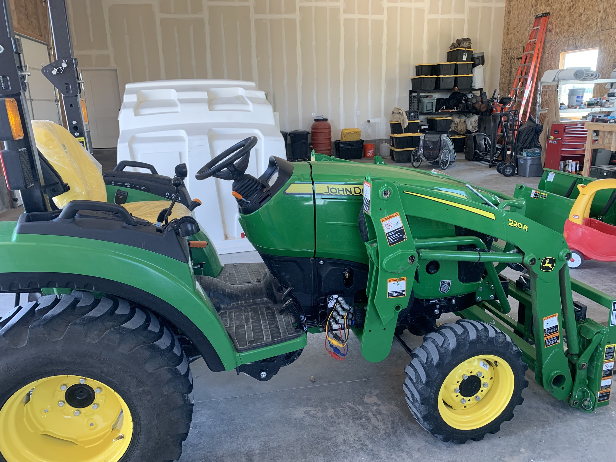 2023 John Deere 2032R Image 26