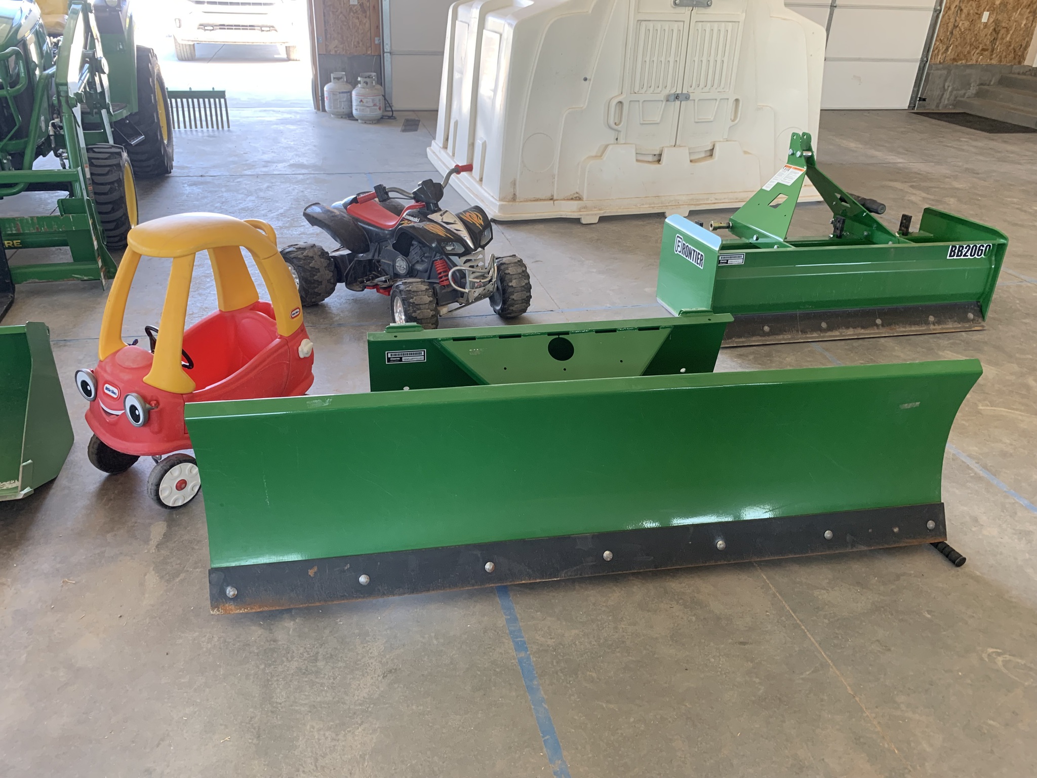 2023 John Deere 2032R Image 29