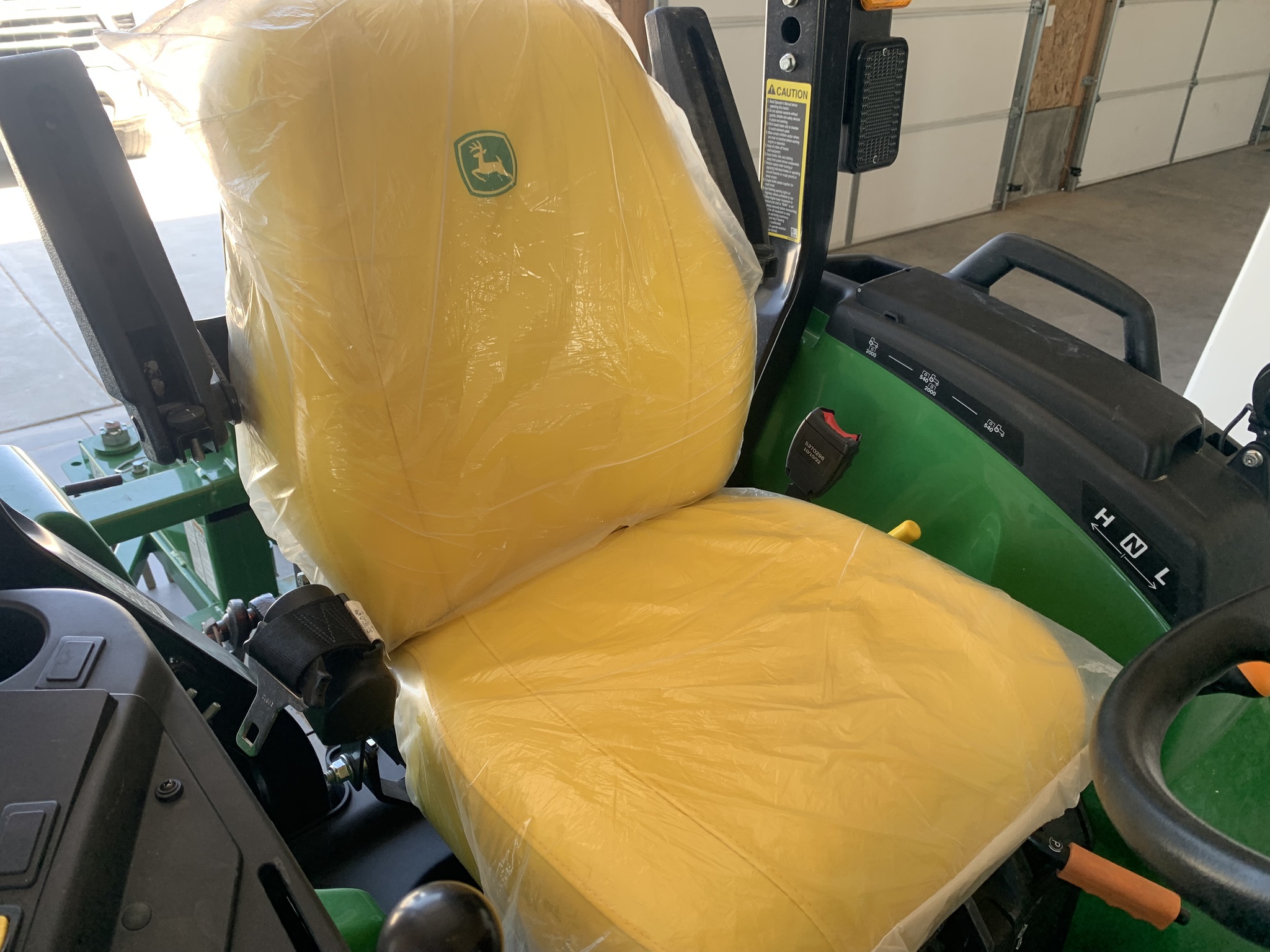 2023 John Deere 2032R Image 37