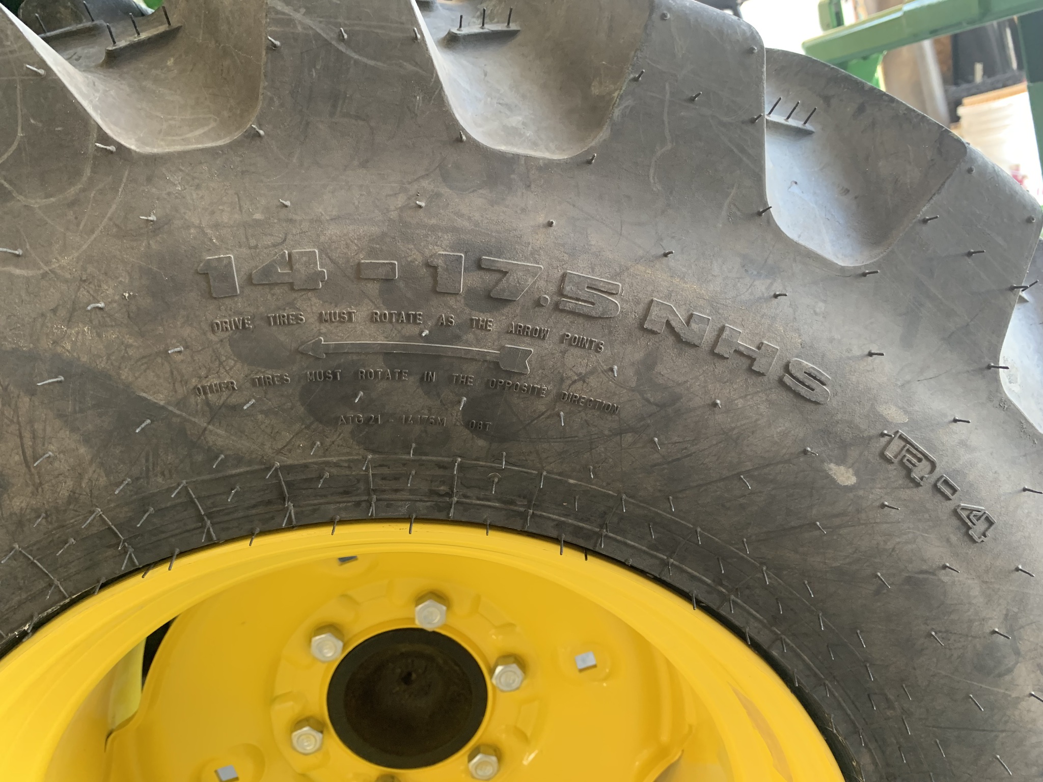 2023 John Deere 2032R Image 44