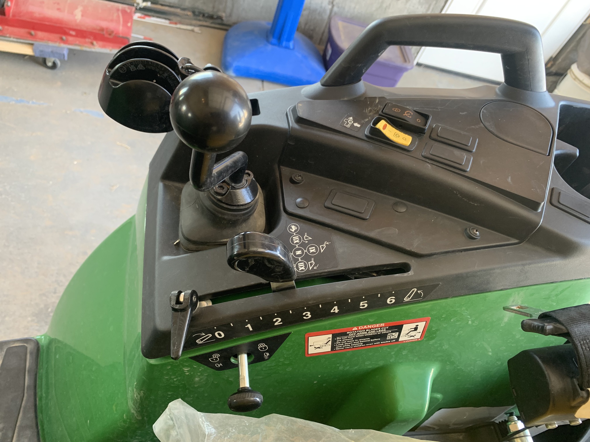 2023 John Deere 2032R Image 49