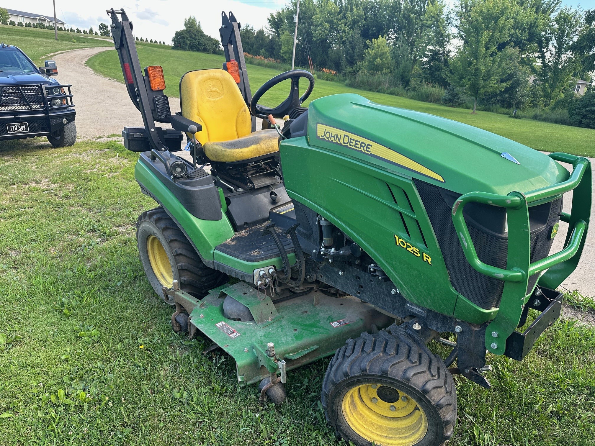 2016 John Deere 1025R Image 1
