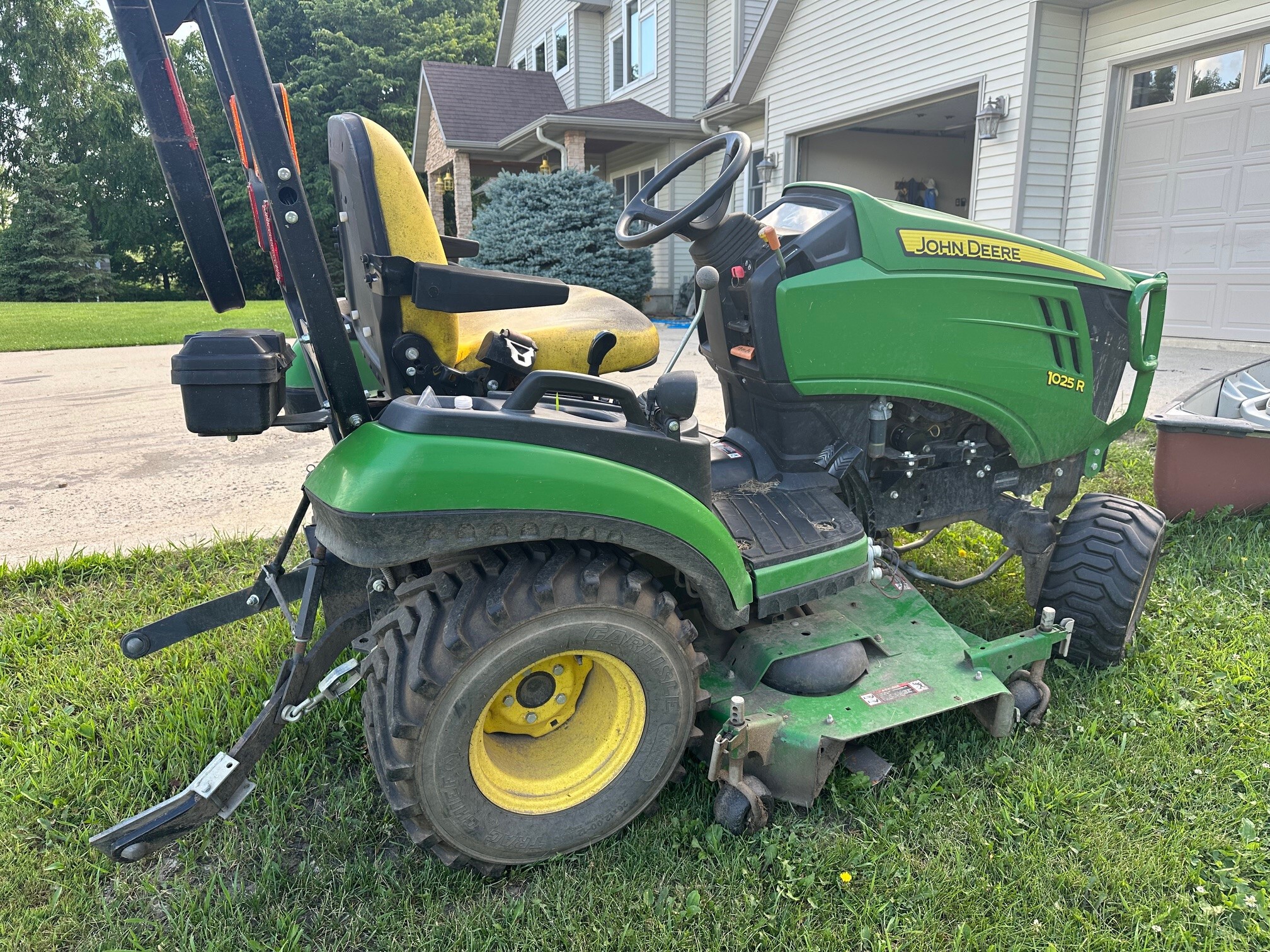 2016 John Deere 1025R Image 2