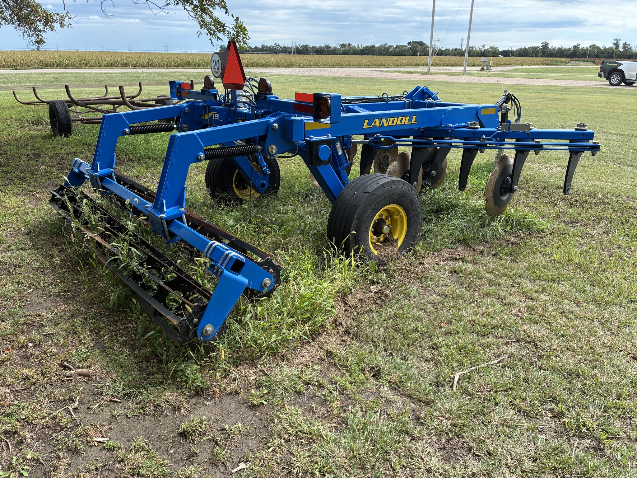 2022 Landoll 1910-11 Pivot Track Closer Image 5