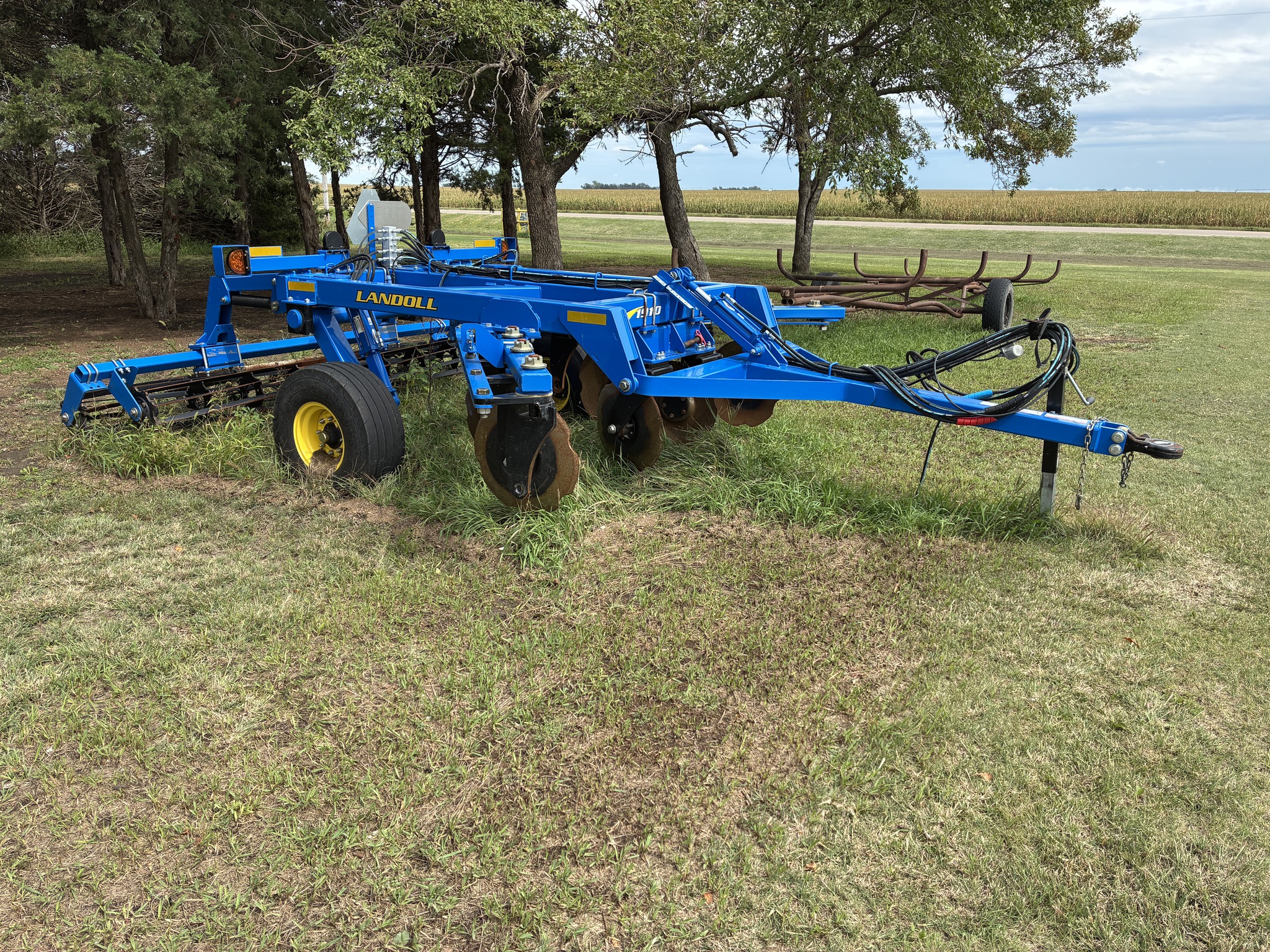 2022 Landoll 1910-11 Pivot Track Closer Image 2