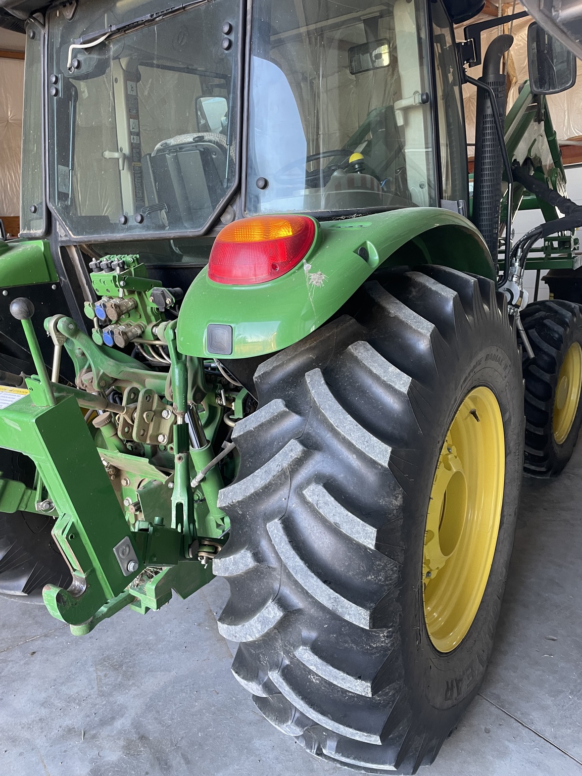 2014 John Deere 5085M Image 1