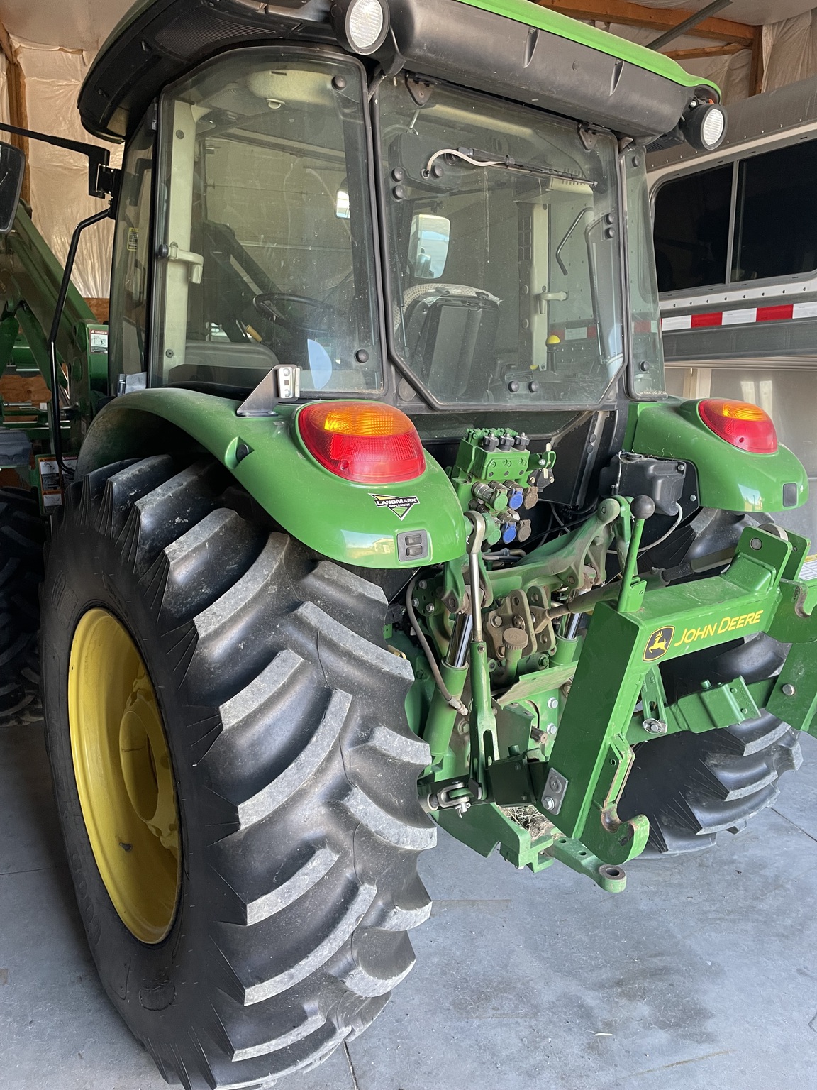 2014 John Deere 5085M Image 2
