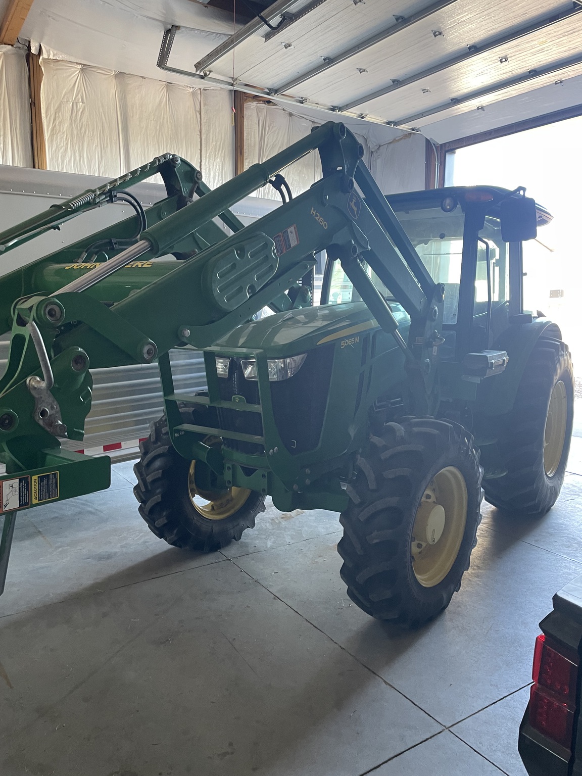 2014 John Deere 5085M Image 3