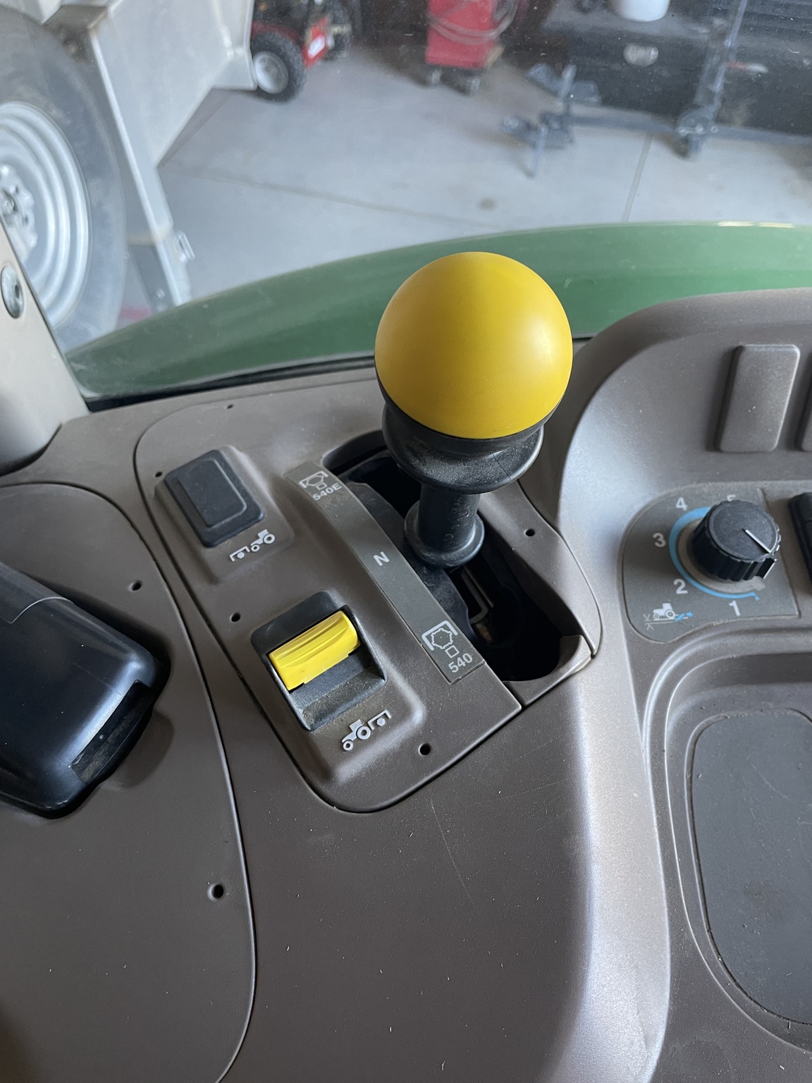 2014 John Deere 5085M Image 9