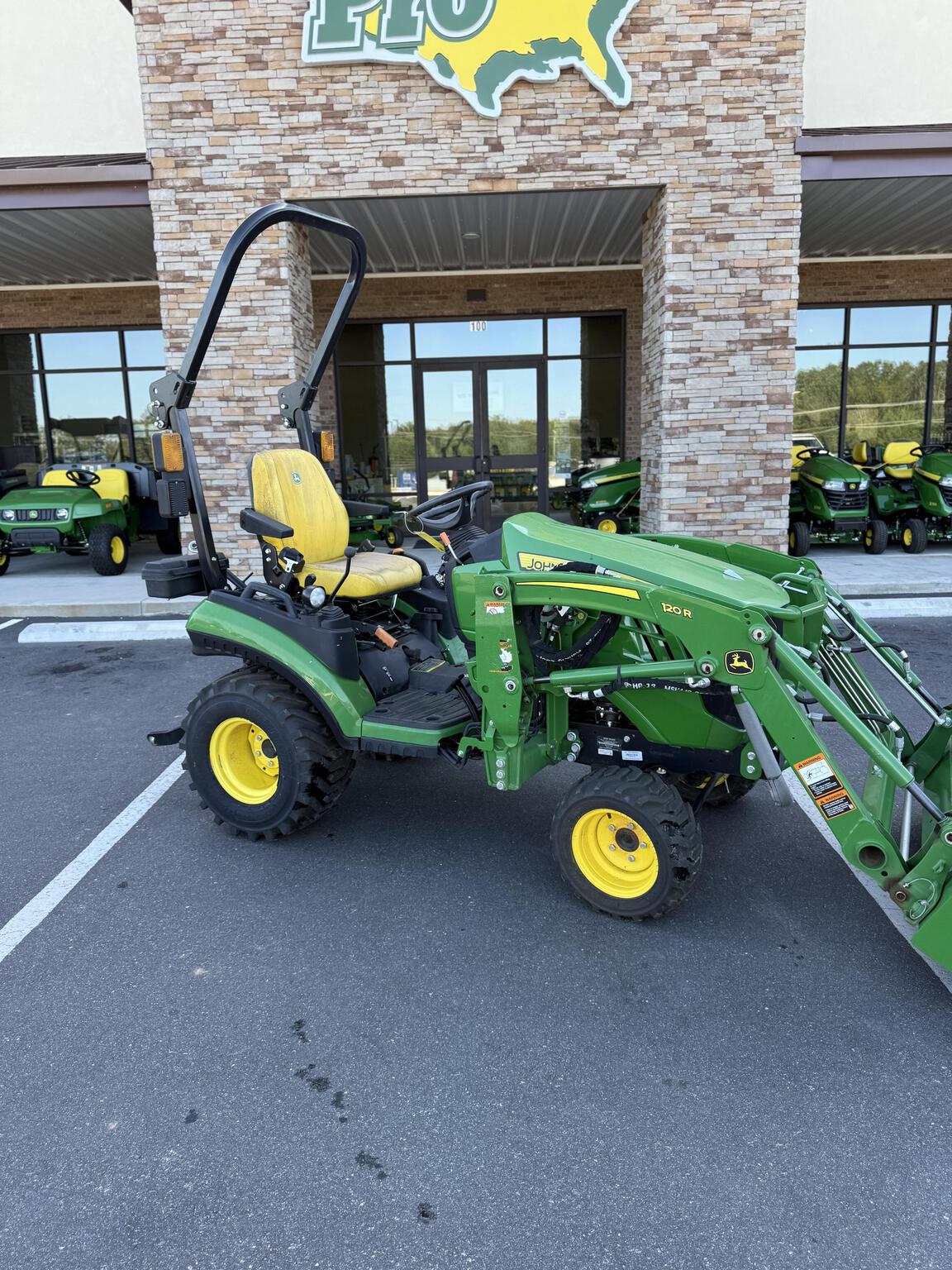 2023 John Deere 1025R Image 1