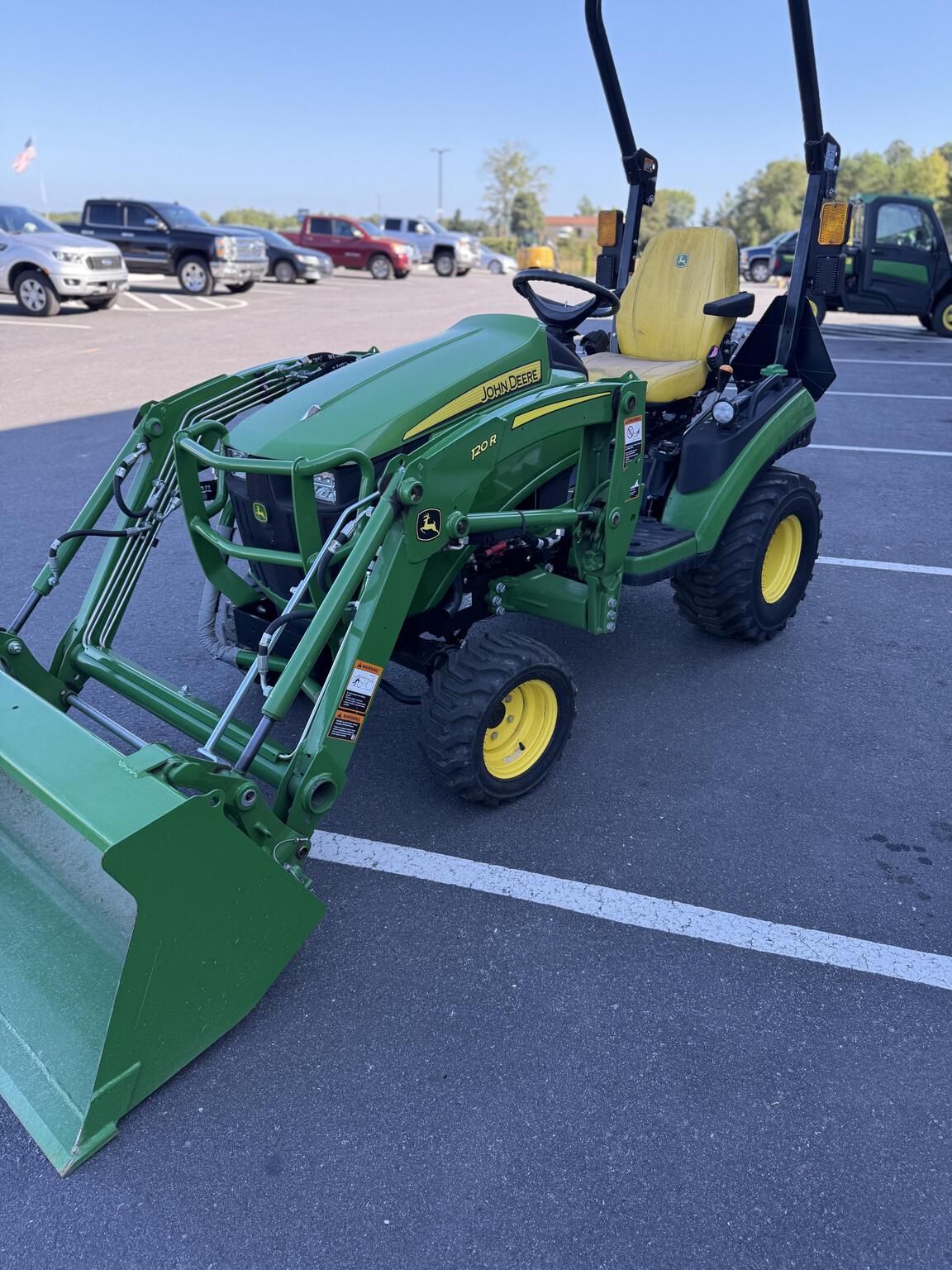 2023 John Deere 1025R Image 4