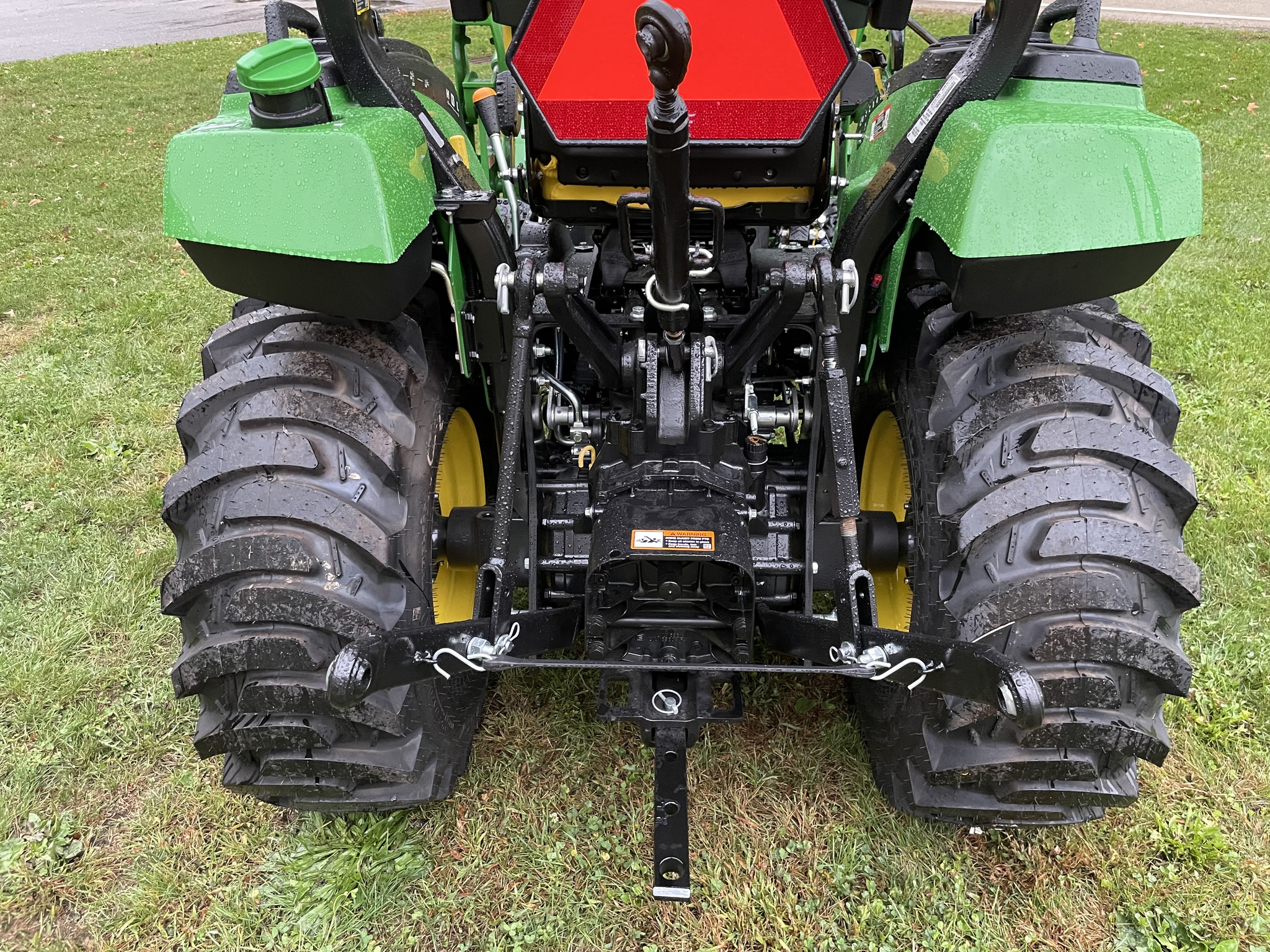2025 John Deere 2032R Image 4