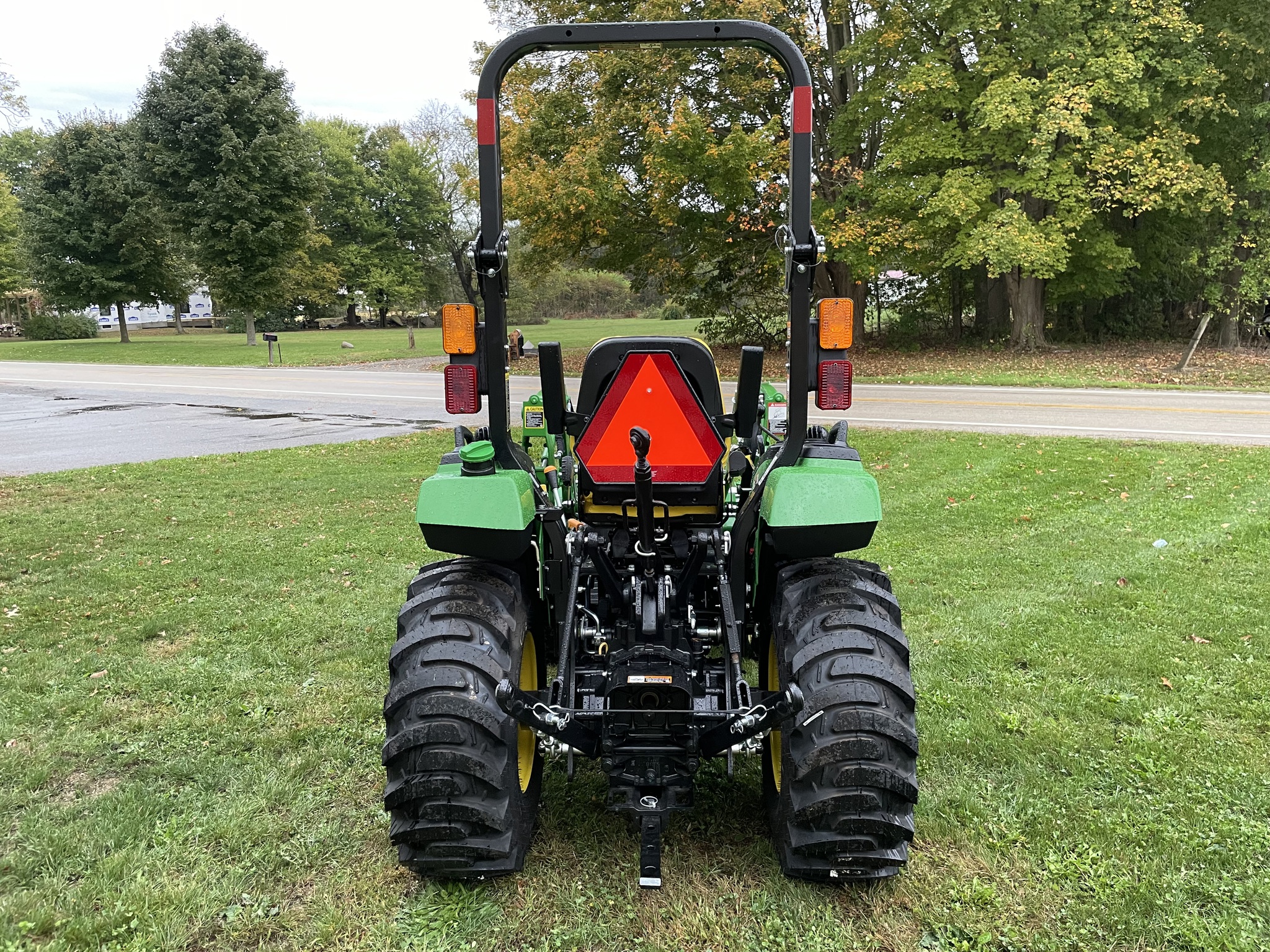 2025 John Deere 2032R Image 3