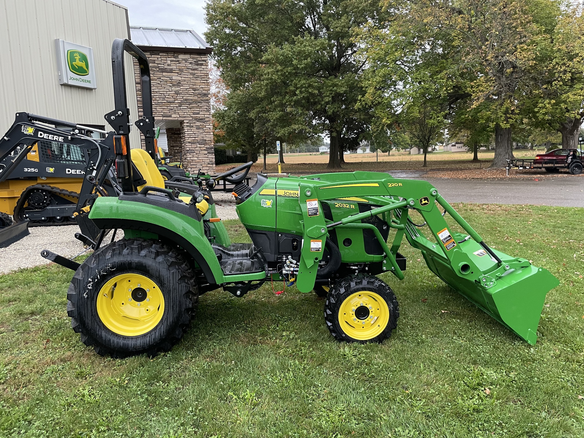 2025 John Deere 2032R Image 5