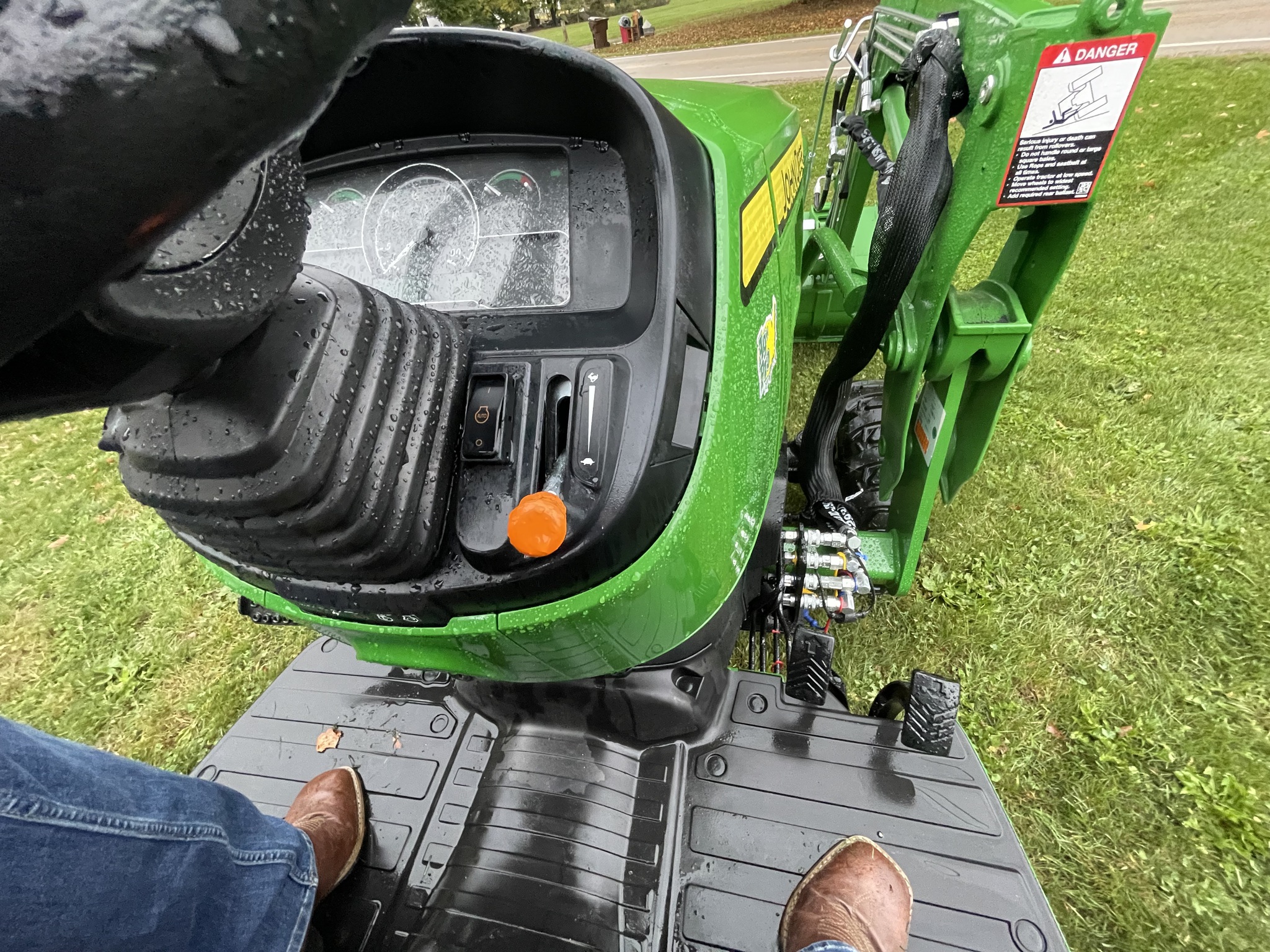 2025 John Deere 2032R Image 8