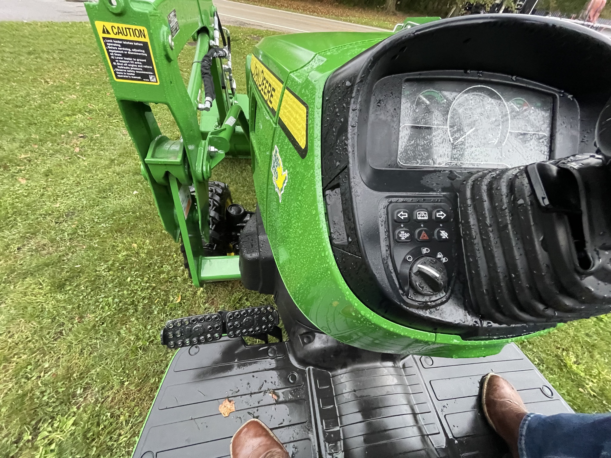 2025 John Deere 2032R Image 9