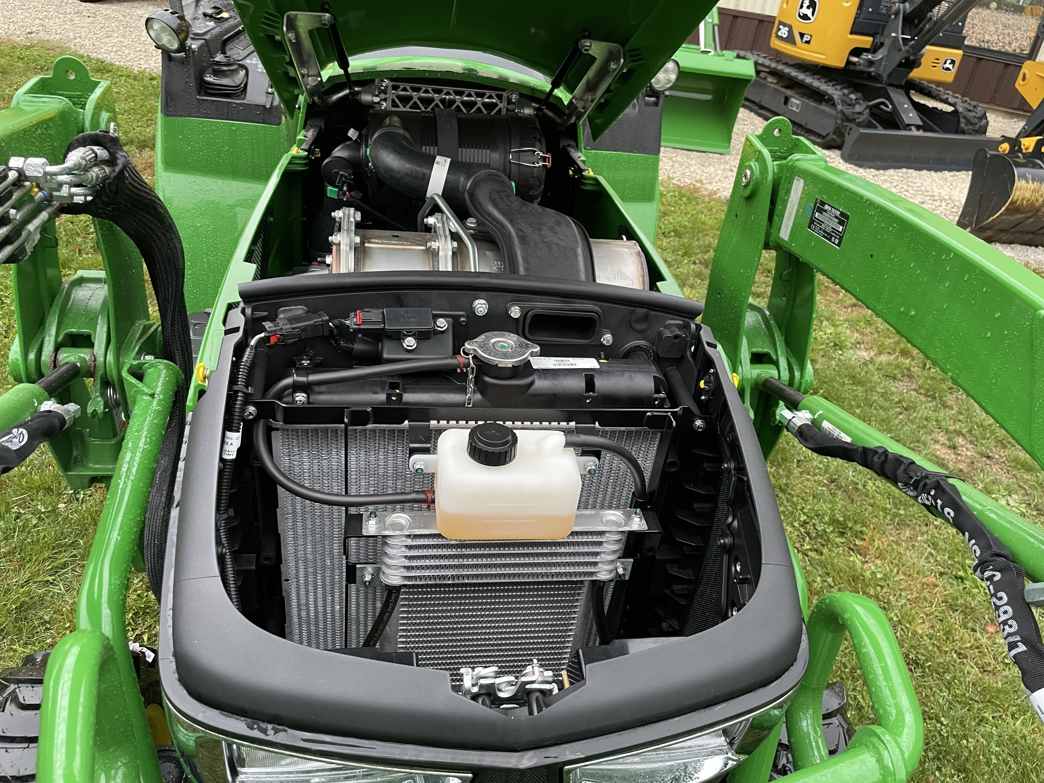 2025 John Deere 2032R Image 11