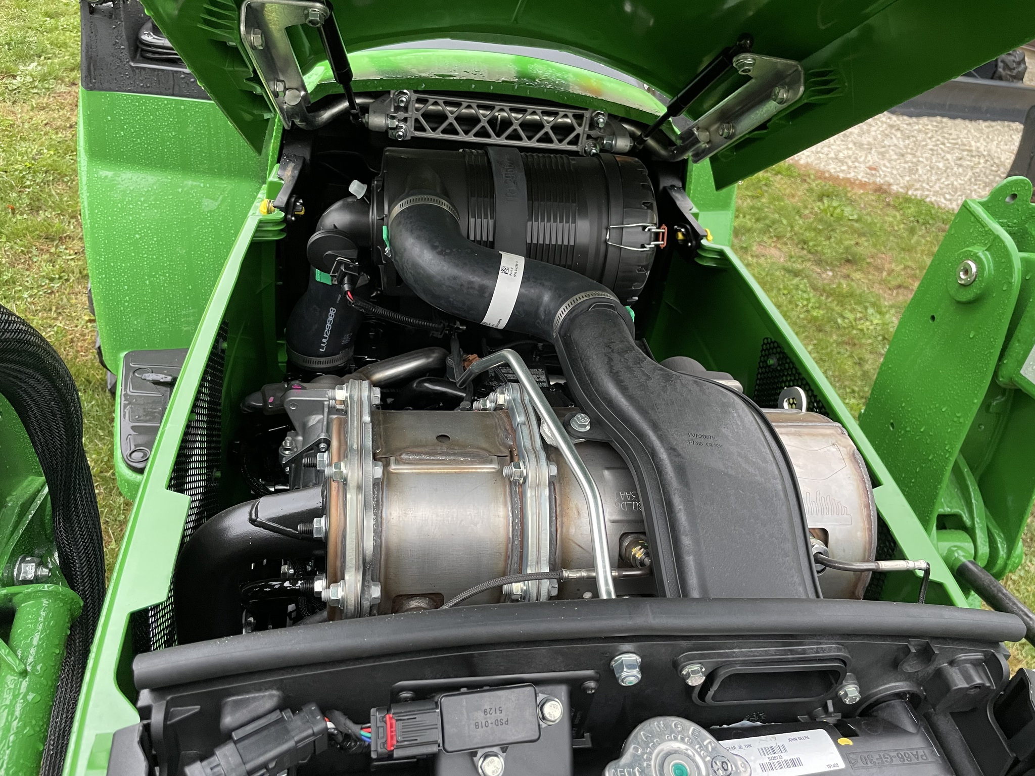 2025 John Deere 2032R Image 12