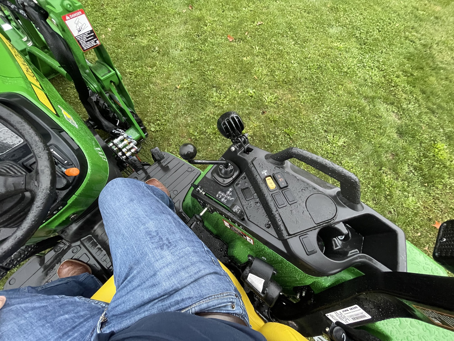 2025 John Deere 2032R Image 6