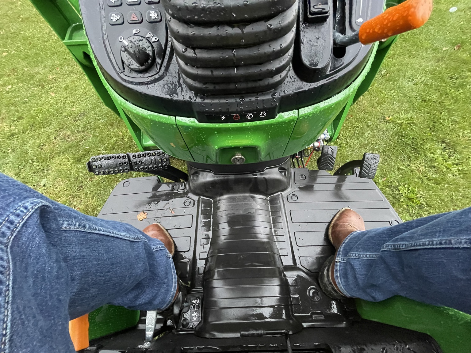 2025 John Deere 2032R Image 7