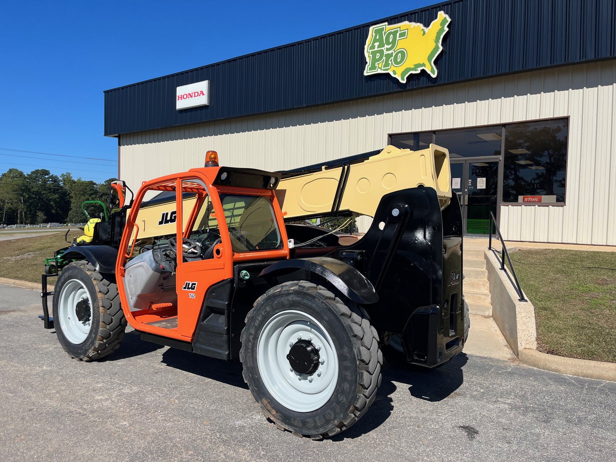 2018 JLG 742 Image 2