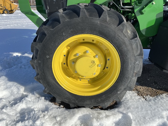 2025 John Deere 5090E - Photo9