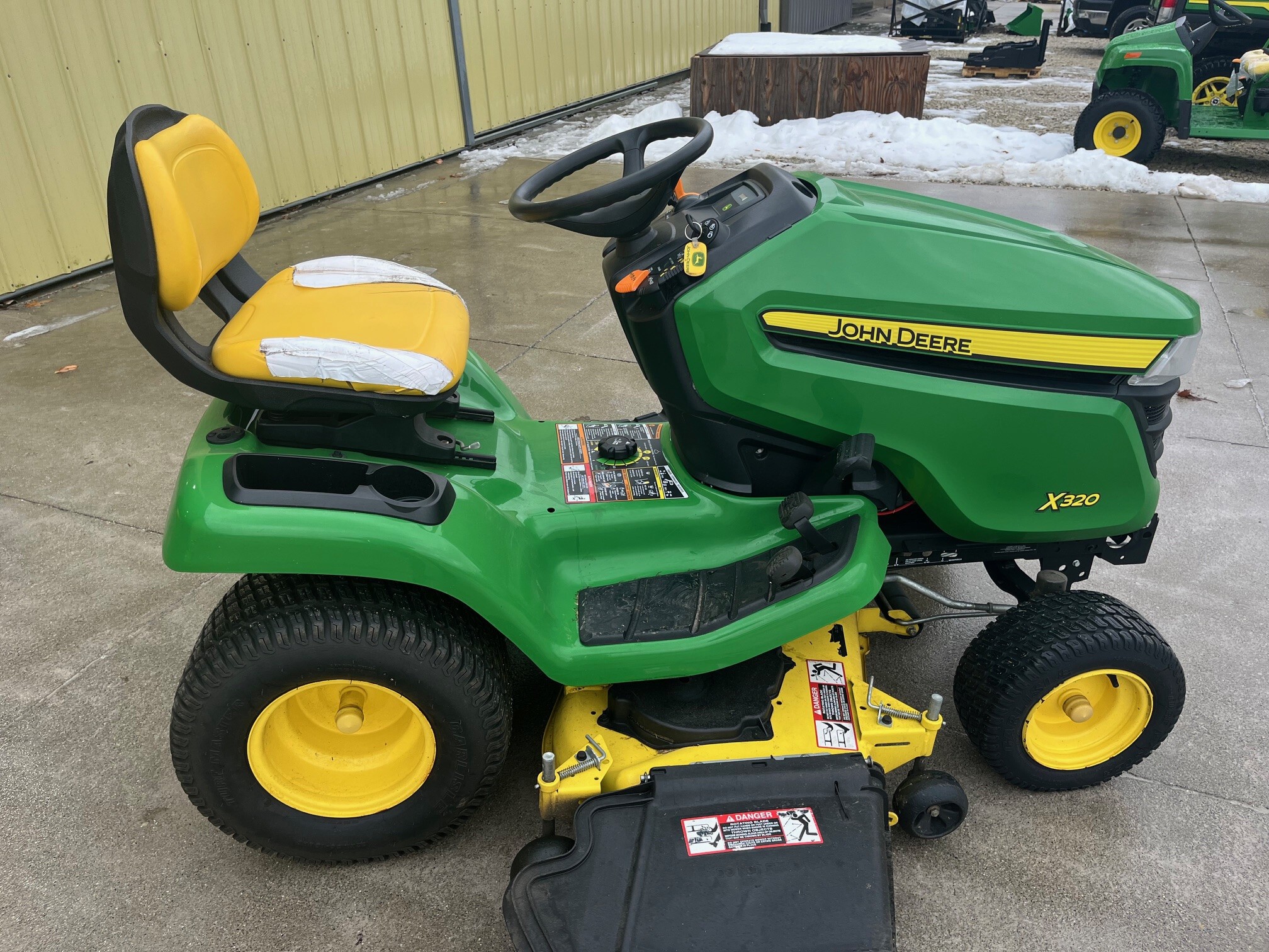 2015 John Deere X320 Image 1