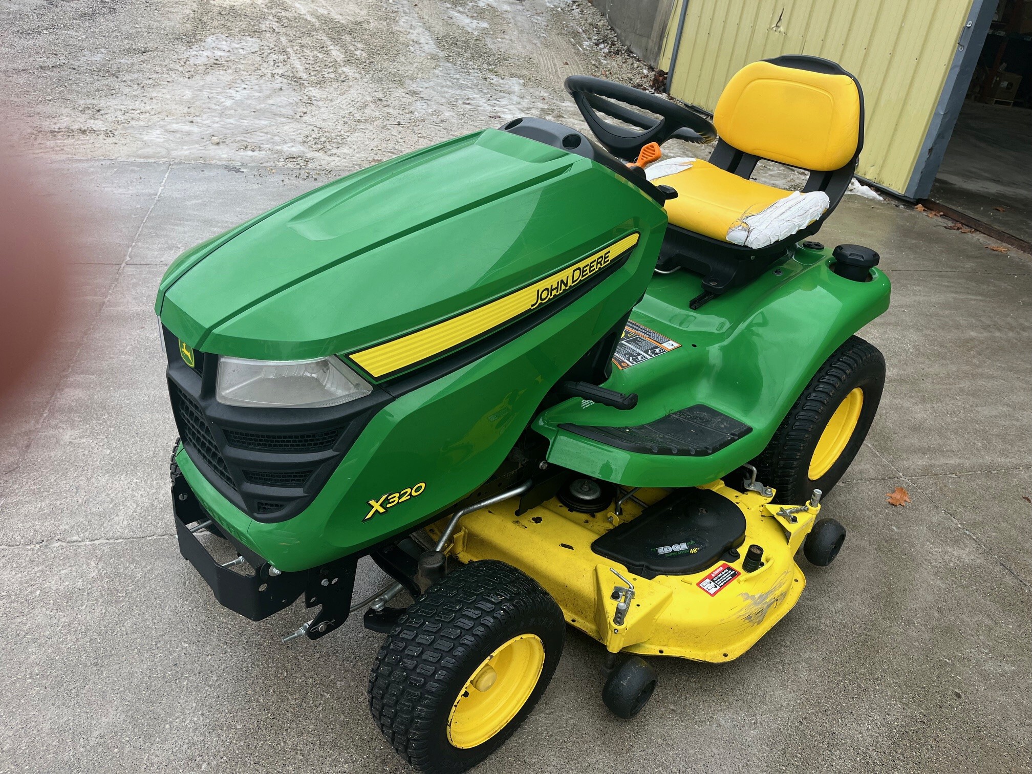 2015 John Deere X320 Image 3