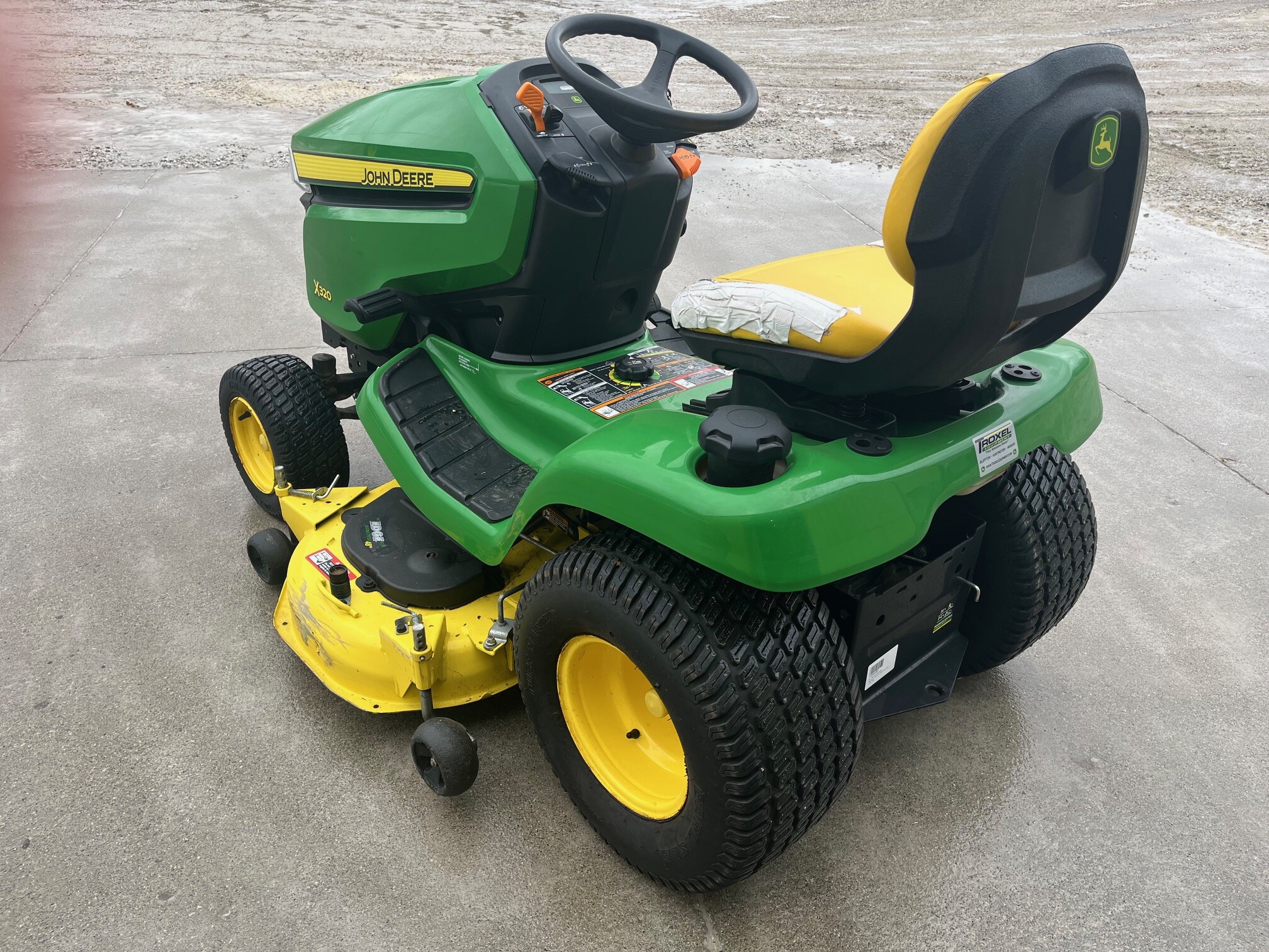 2015 John Deere X320 Image 5