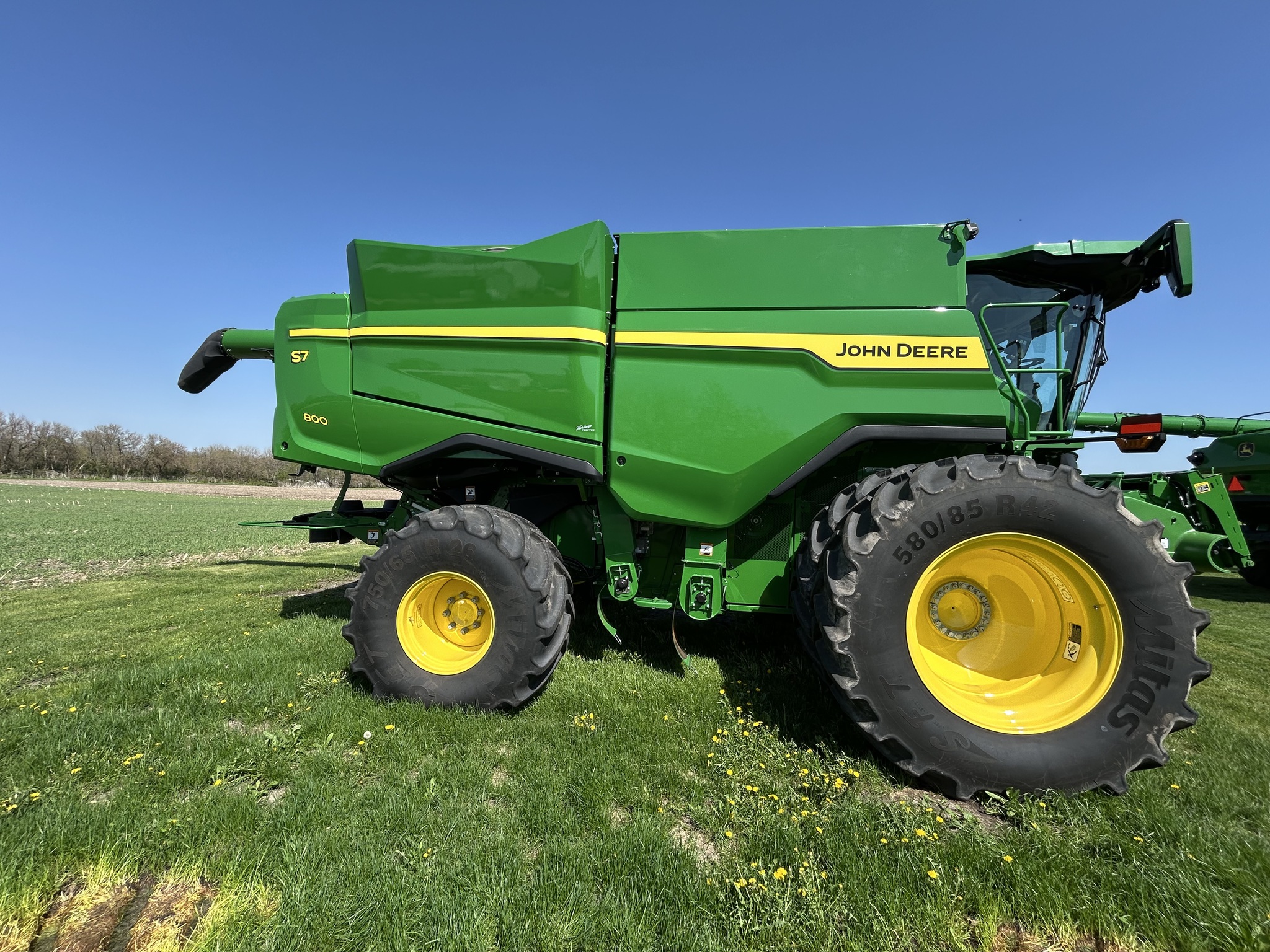  2025 John Deere S7 800 at Heritage Tractor in Galesburg, IL