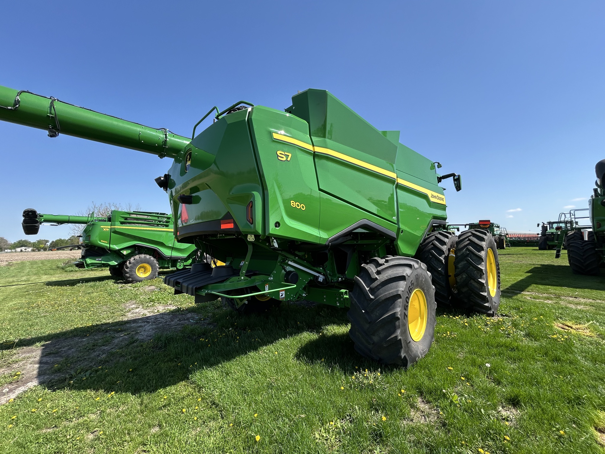  2025 John Deere S7 800 at Heritage Tractor in Galesburg, IL