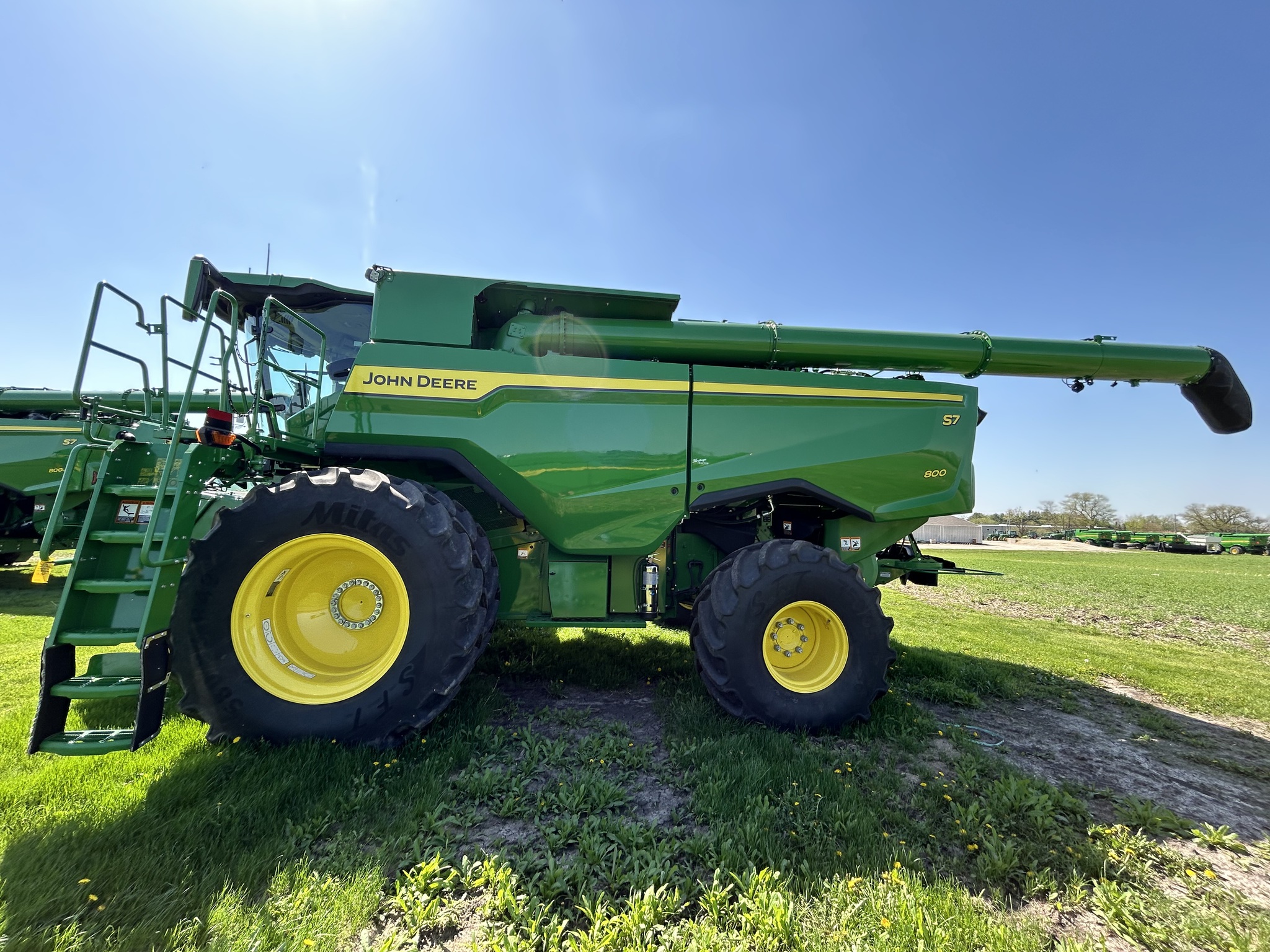  2025 John Deere S7 800 at Heritage Tractor in Galesburg, IL