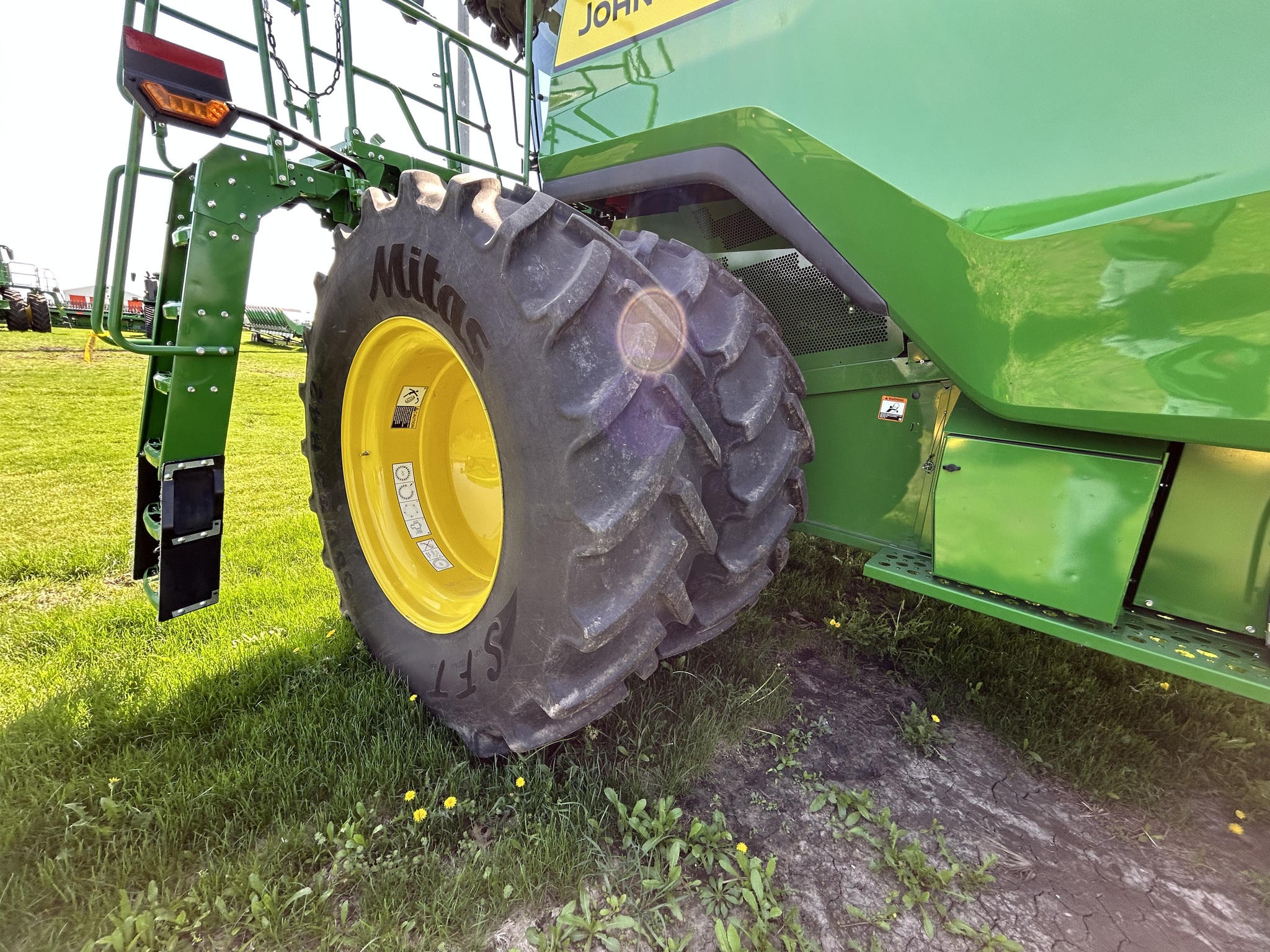  2025 John Deere S7 800 at Heritage Tractor in Galesburg, IL