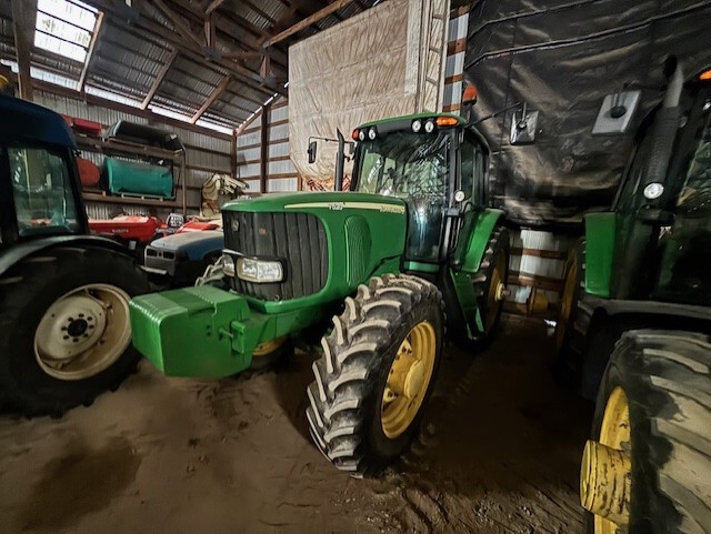2005 John Deere 7520 Image 1