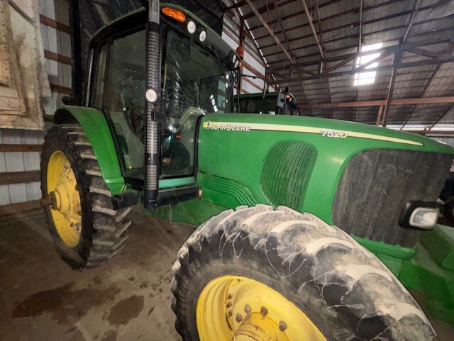 2005 John Deere 7520 Image 4
