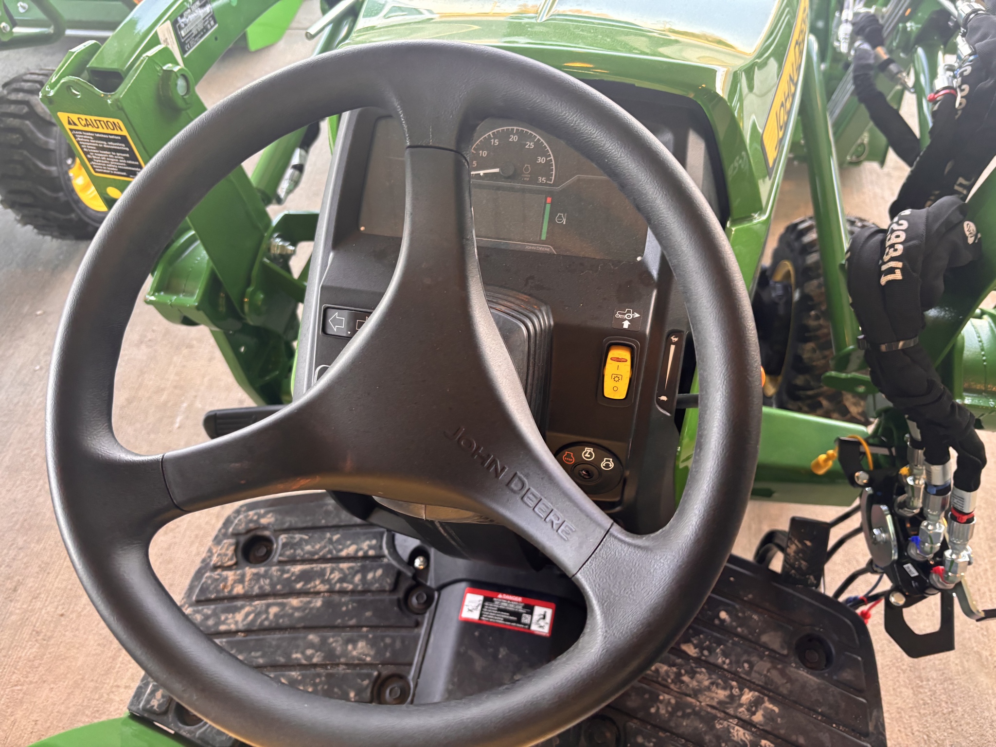 2026 John Deere 1025R Image 4