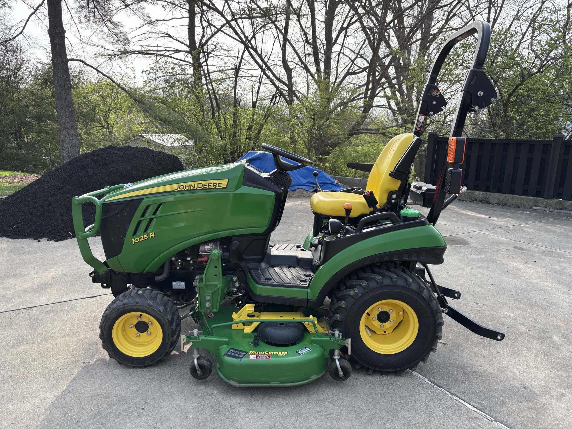 Used 2014 John Deere 1025R Compact Utility Tractors at Koenig Equipment in Lebanon, OH - PhotoXL2