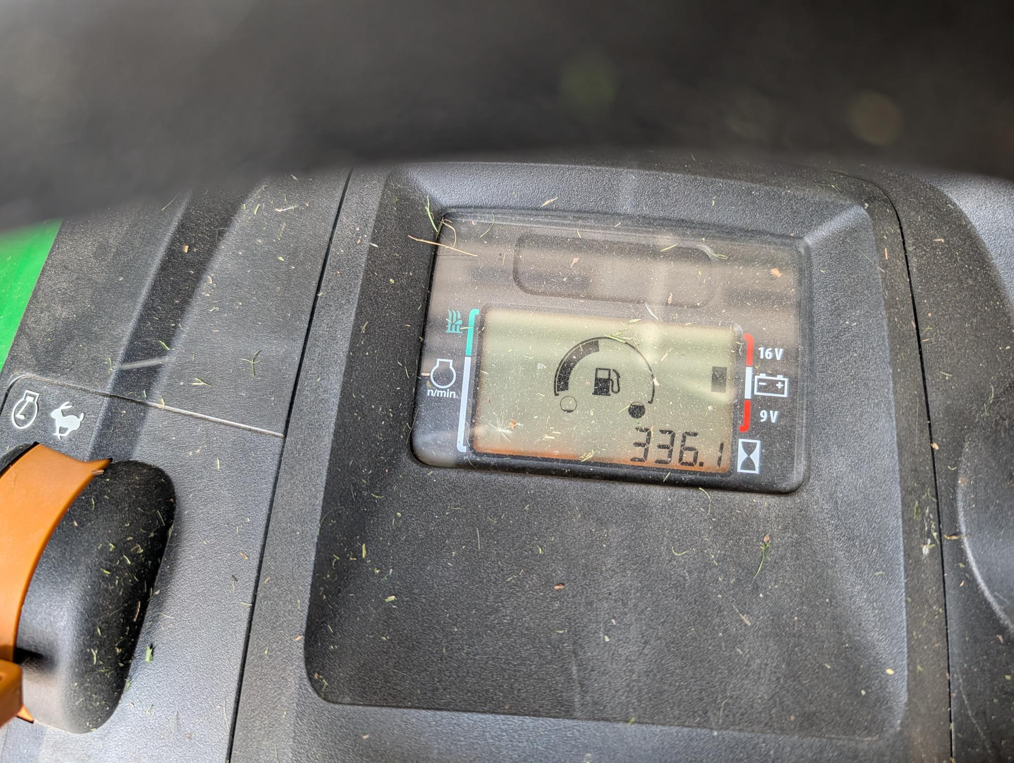 2017 John Deere X590 Image 7