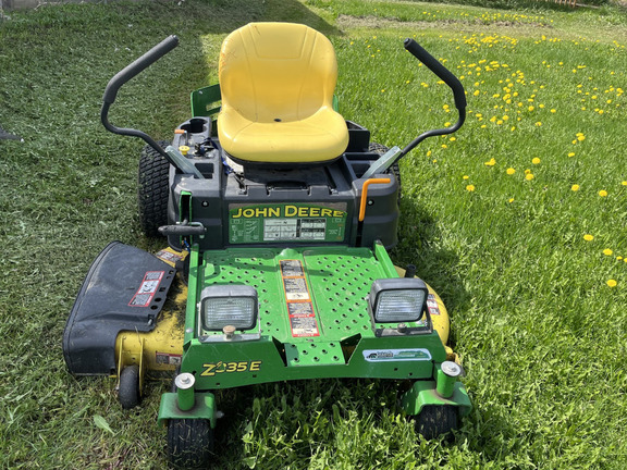 Used 2021 John Deere Z335E Zero Turn Mowers at Horizon Ag & Turf in High Prairie, AB - Photo3