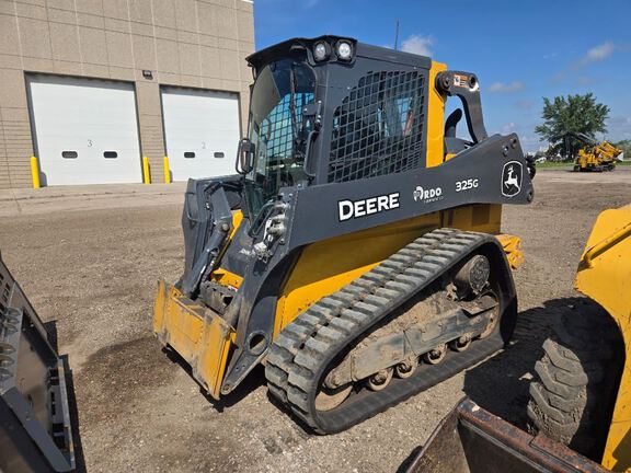 Photo of a 2023 John Deere 325G