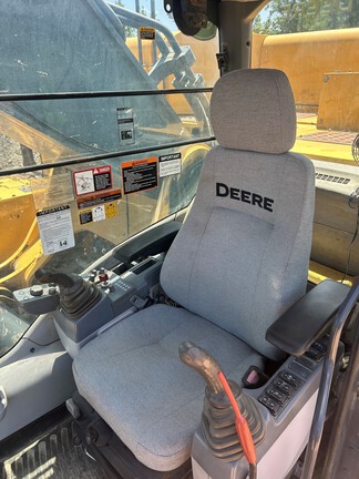 2017 John Deere 670G LC