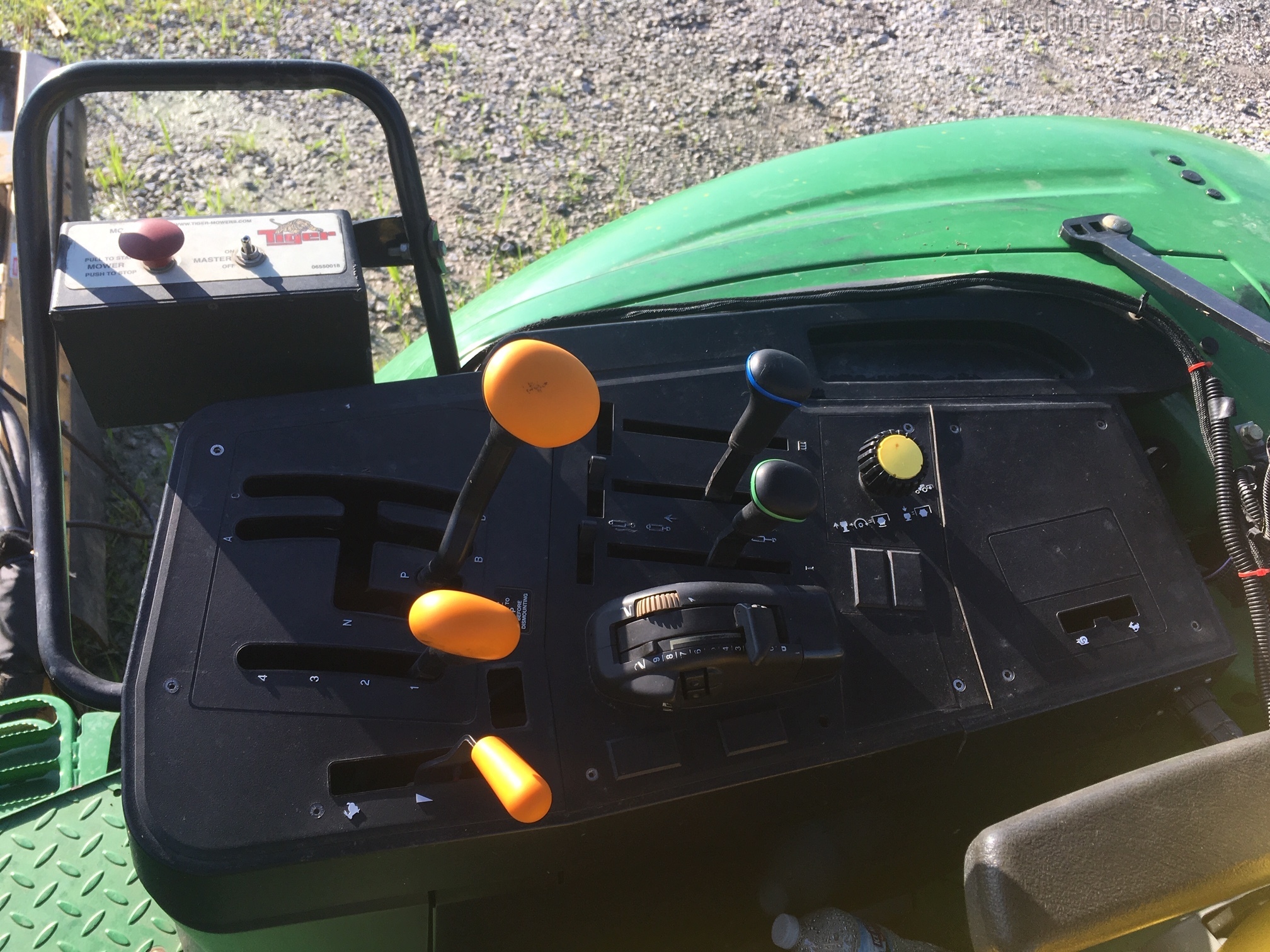 2014 John Deere 6105M Image 2