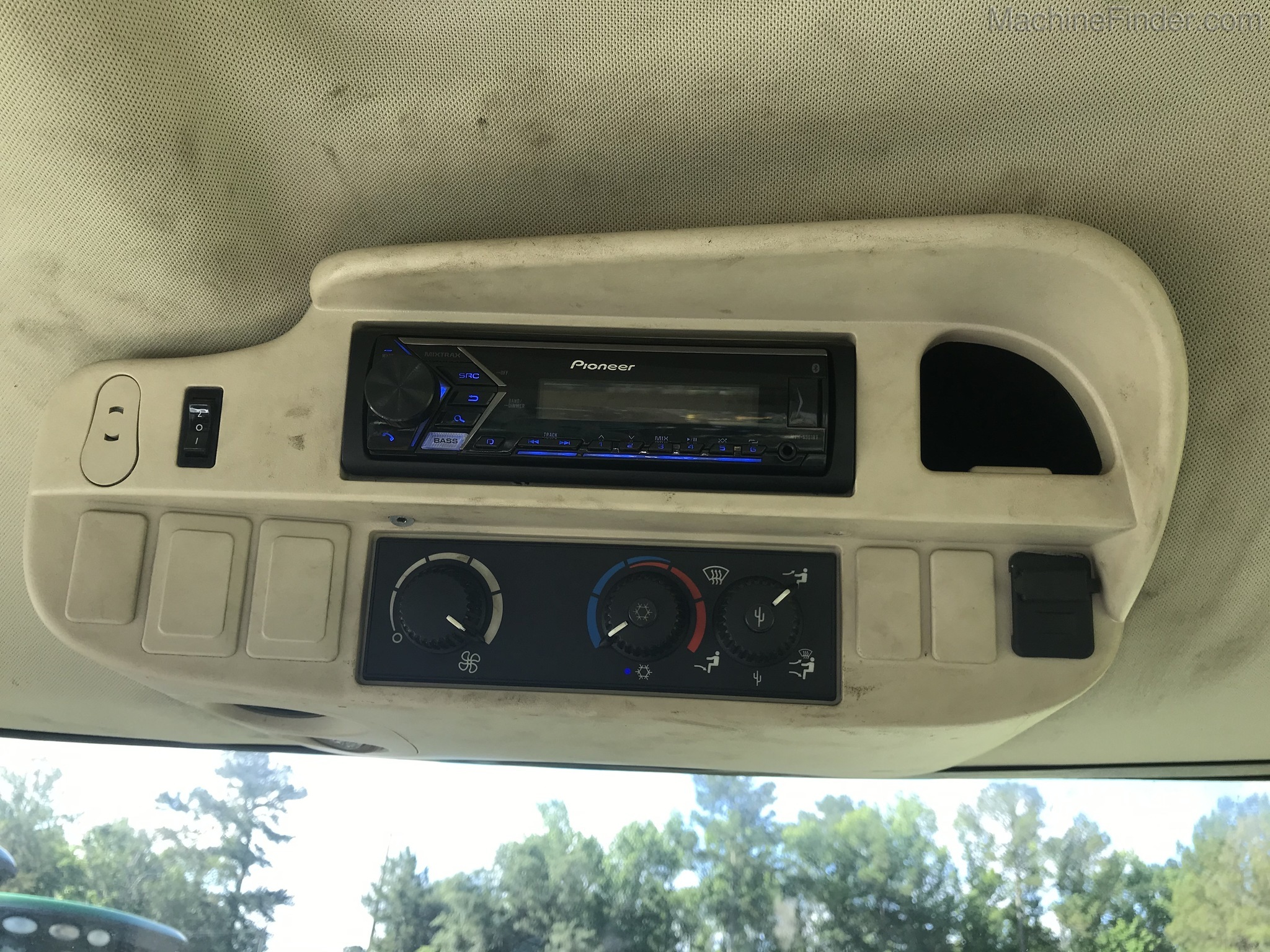 2013 John Deere 6190R Image 12