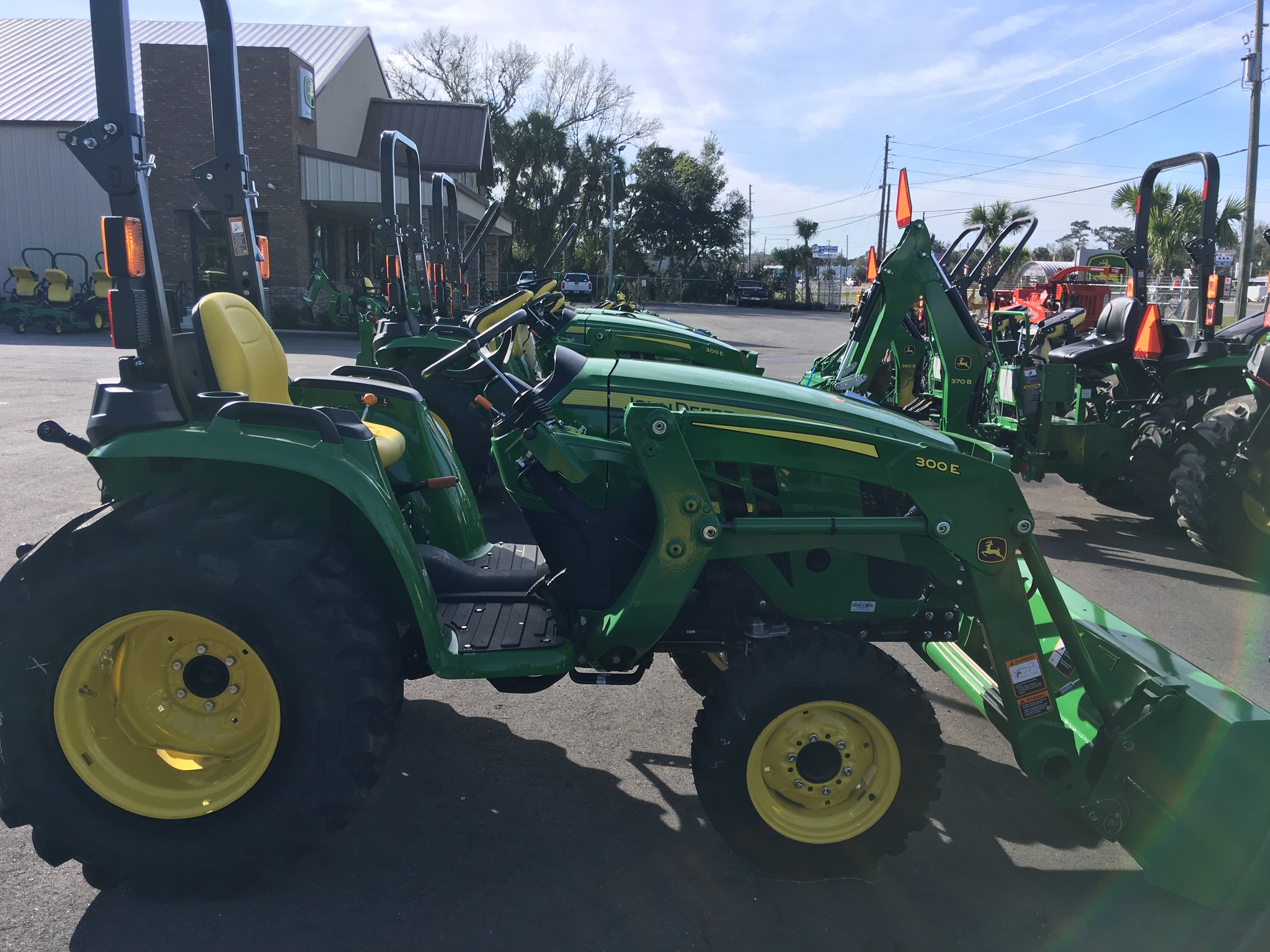 2023 John Deere 3032E Image 4
