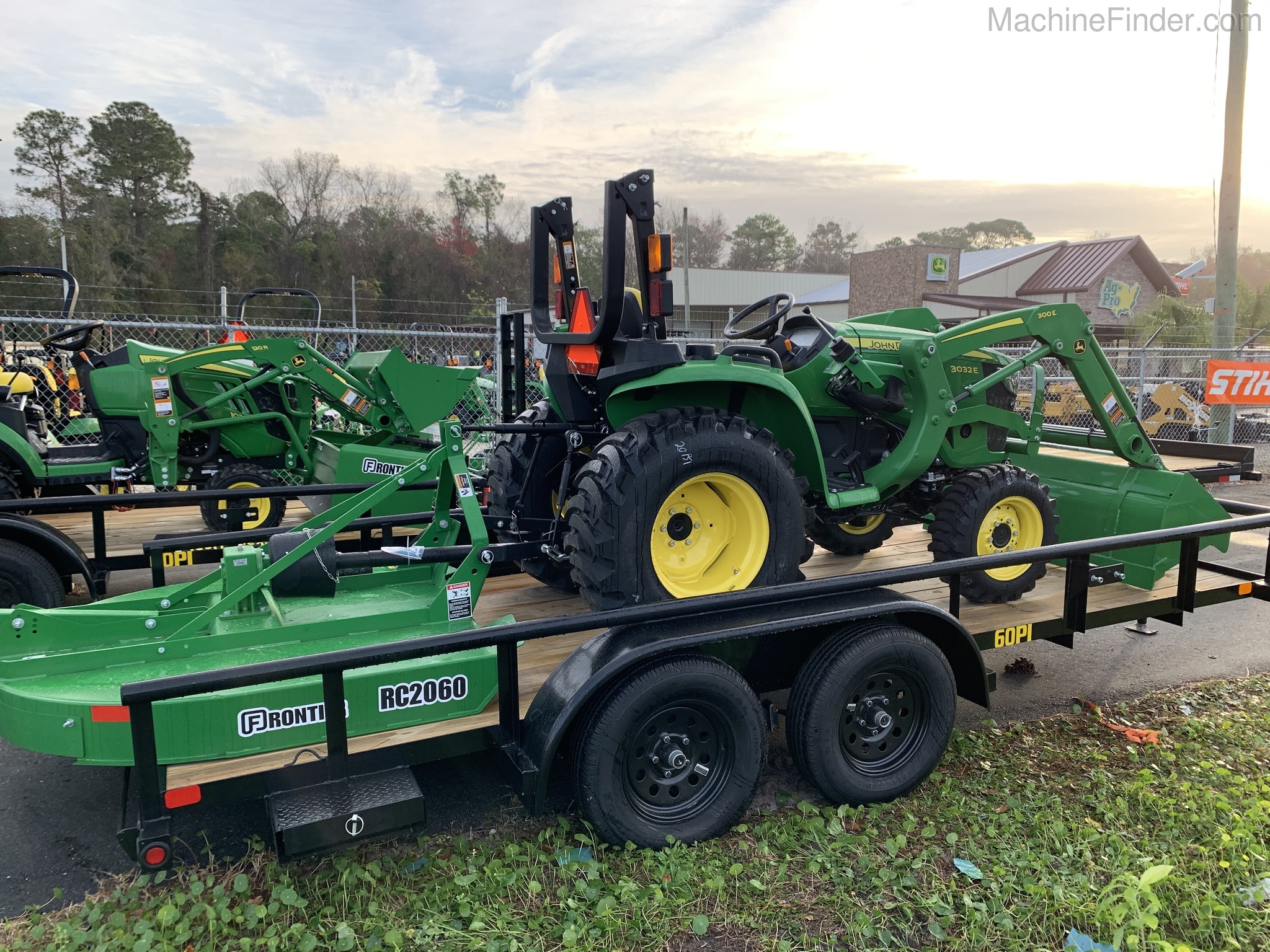 2020 John Deere 3032E Image 3